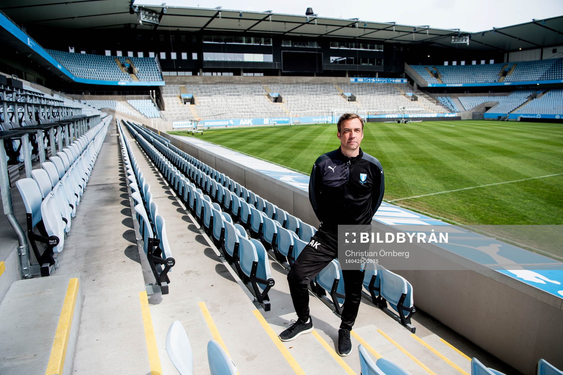 Huvudtränaren i Malmö FF, Allan Kuhn, tittar ut över