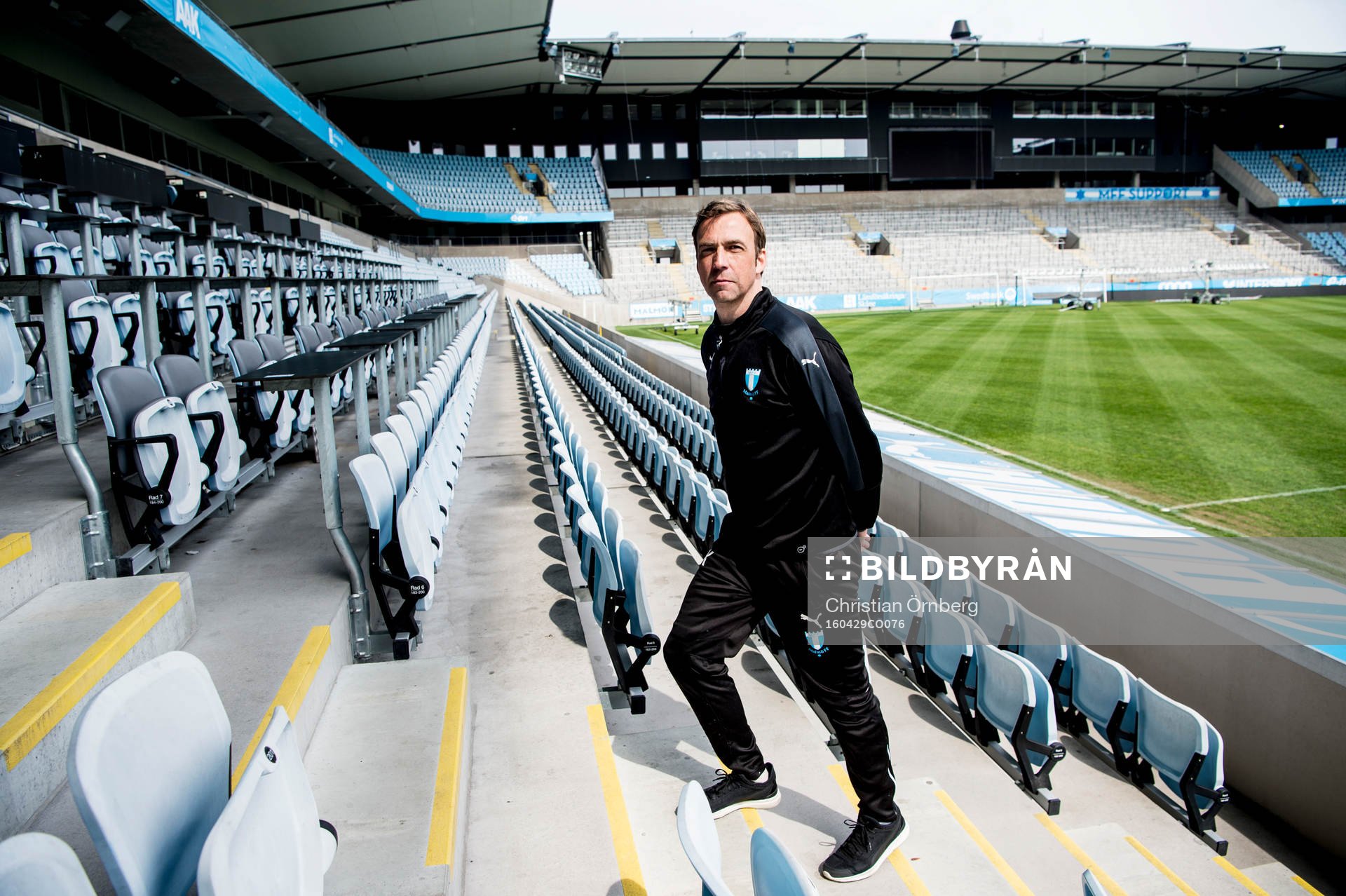 Huvudtränaren i Malmö FF, Allan Kuhn, tittar ut över