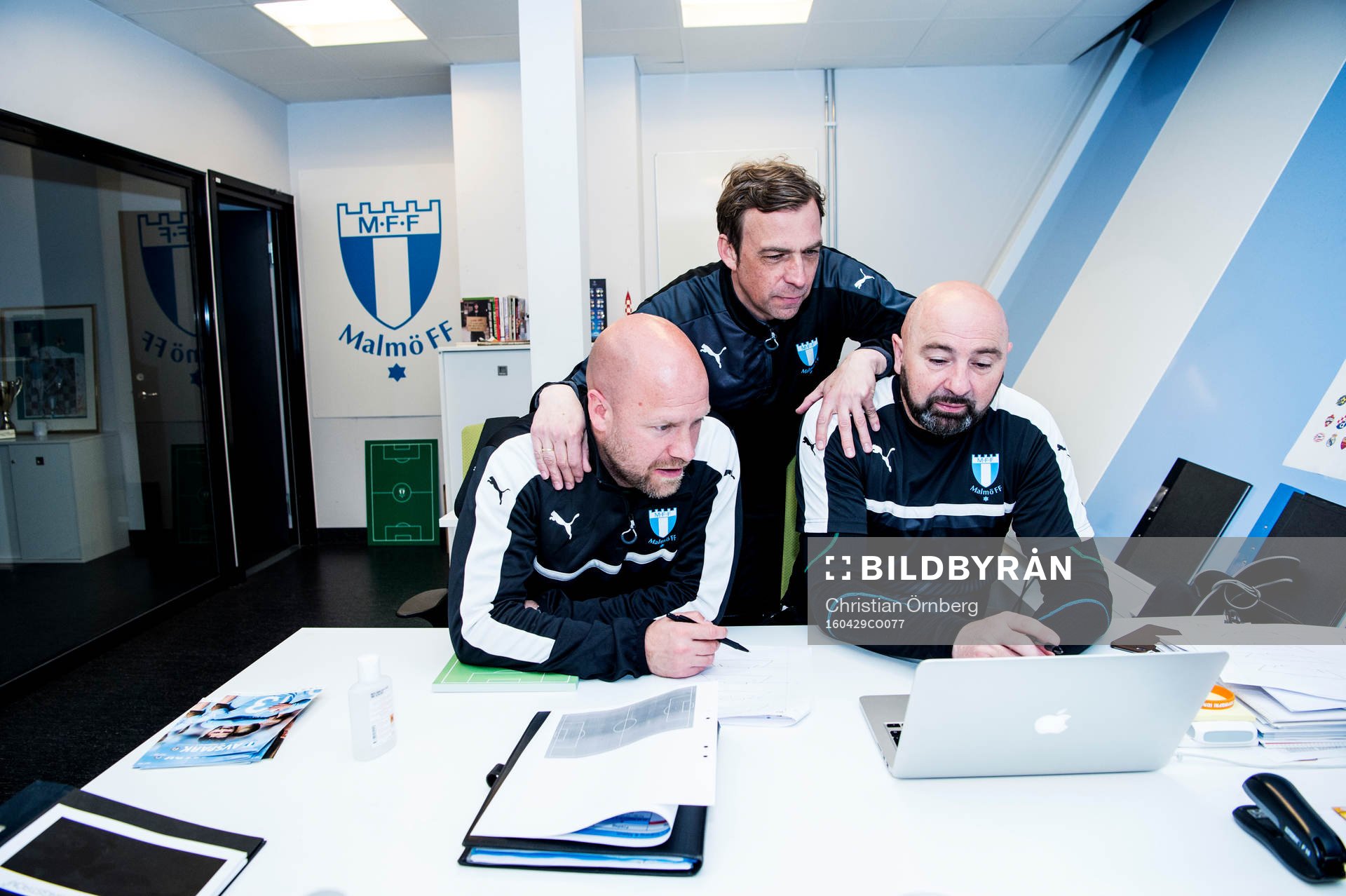 Huvudtränaren i Malmö FF, Allan Kuhn på kontoret på