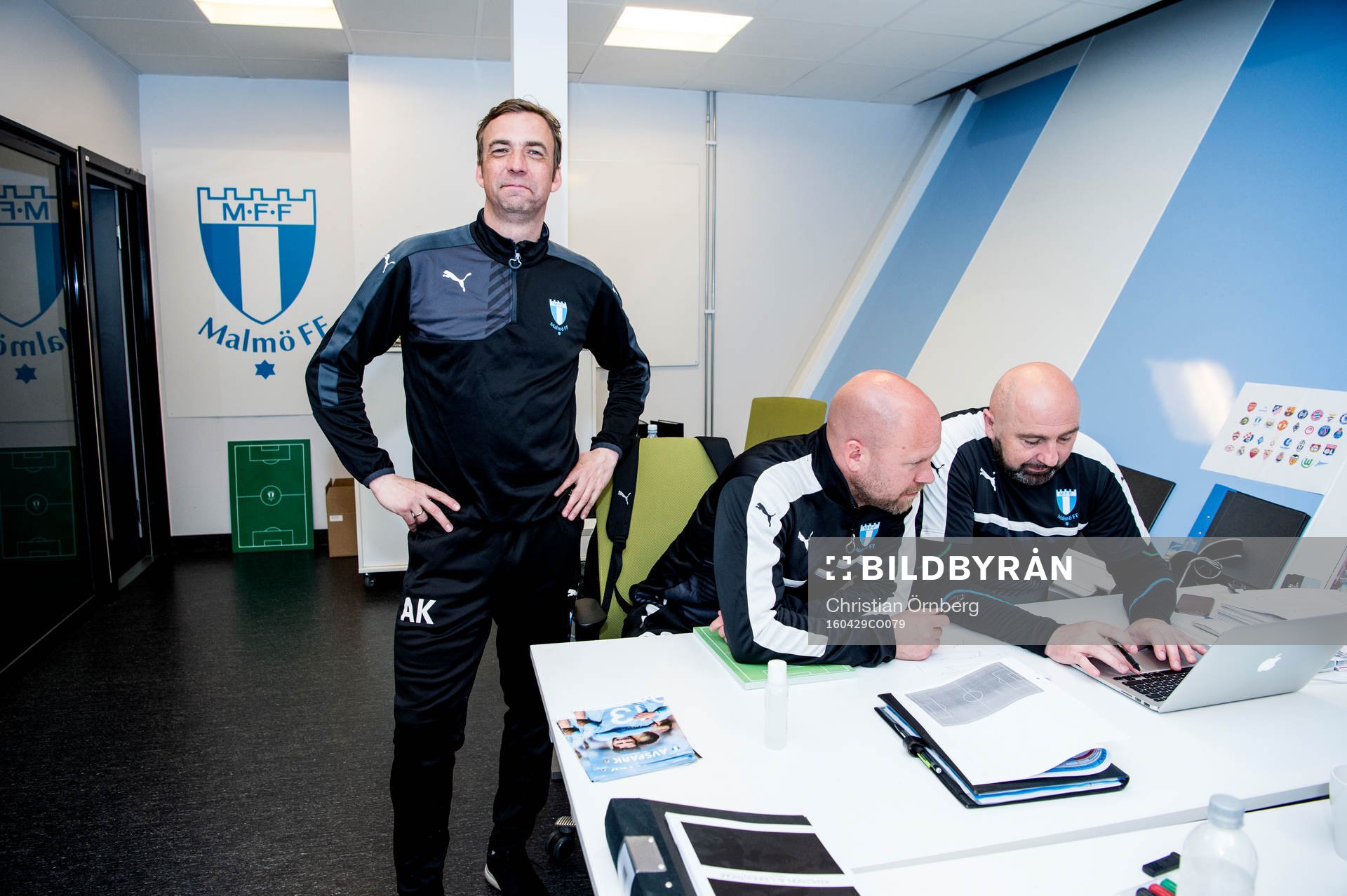 Huvudtränaren i Malmö FF, Allan Kuhn på kontoret på