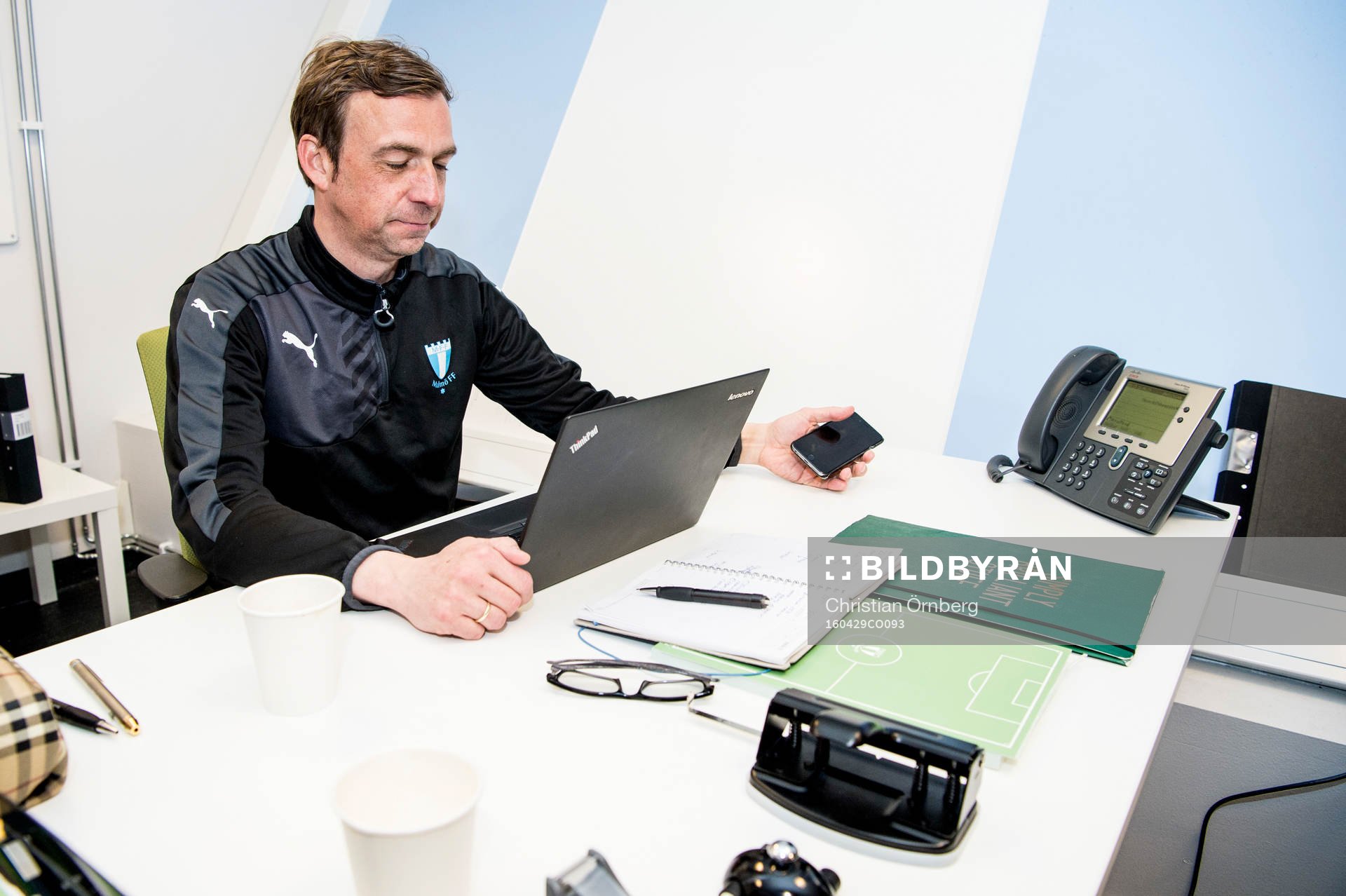Huvudtränaren i Malmö FF, Allan Kuhn framför datorn på kontoret på Swedbank Stadion den 29 april 2016 i Malmö.