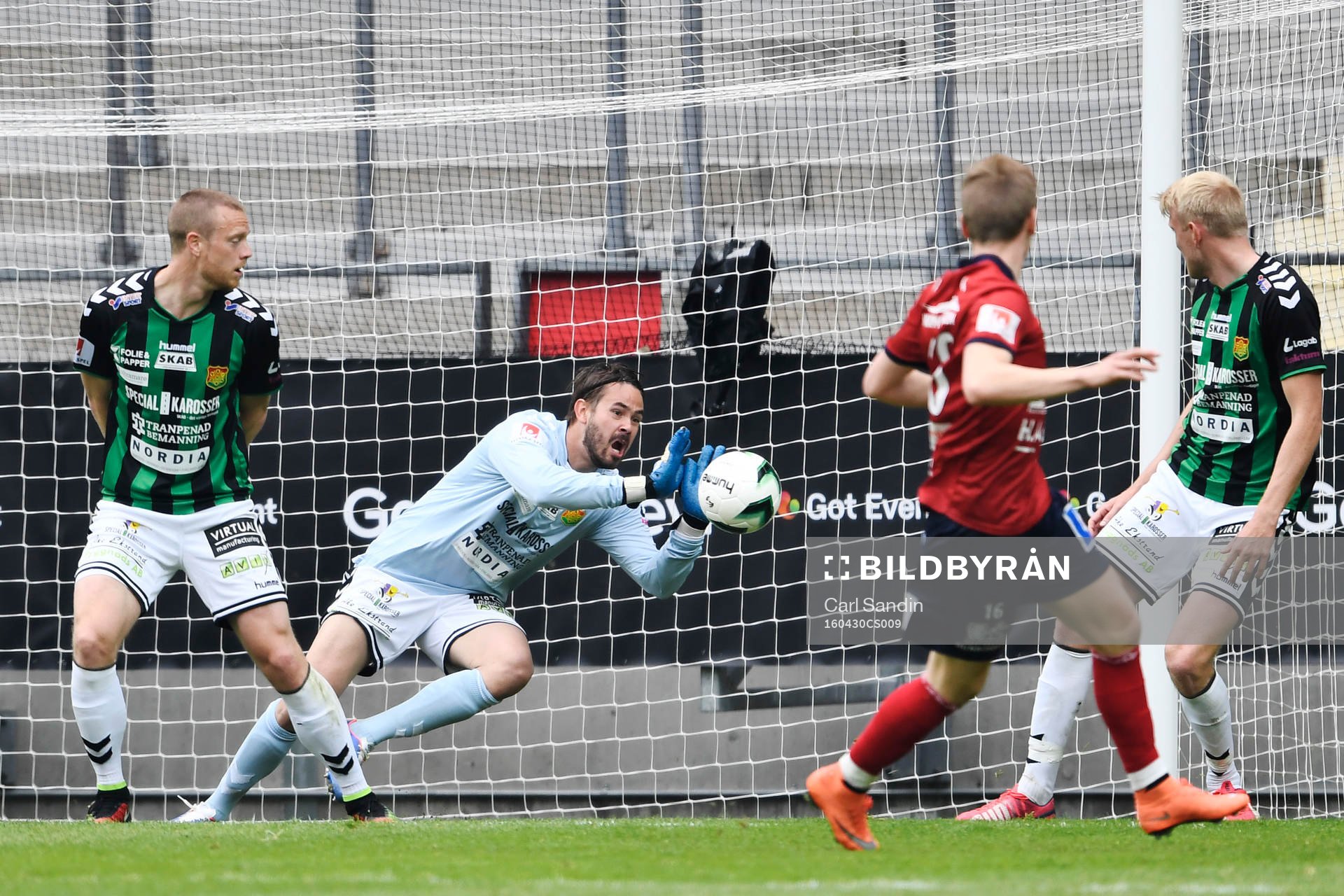 GAIS målvakt Tommi Vaiho räddar ett skott