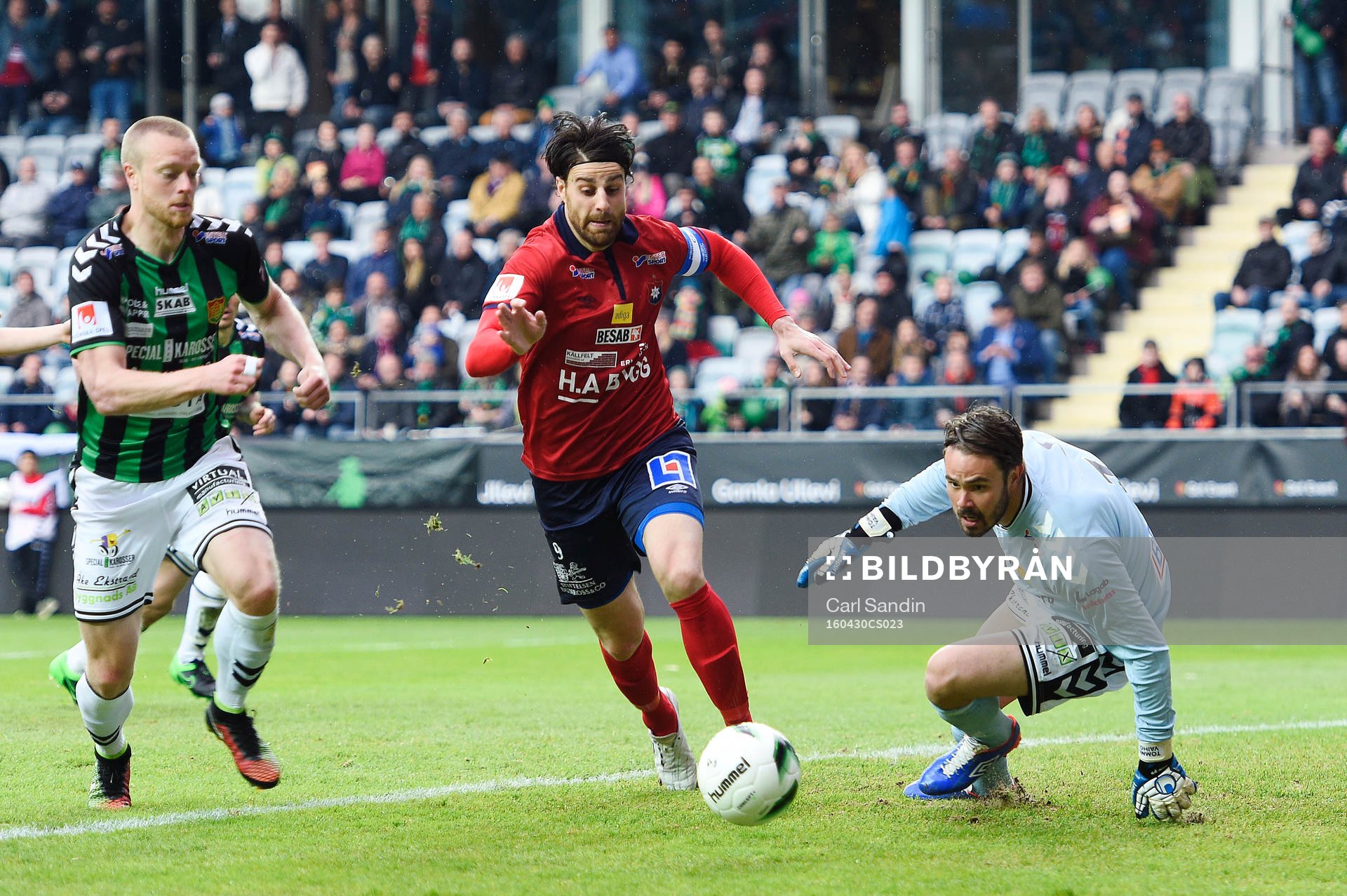 GAIS Björn Andersson och målvakt Tommi Vaiho mot