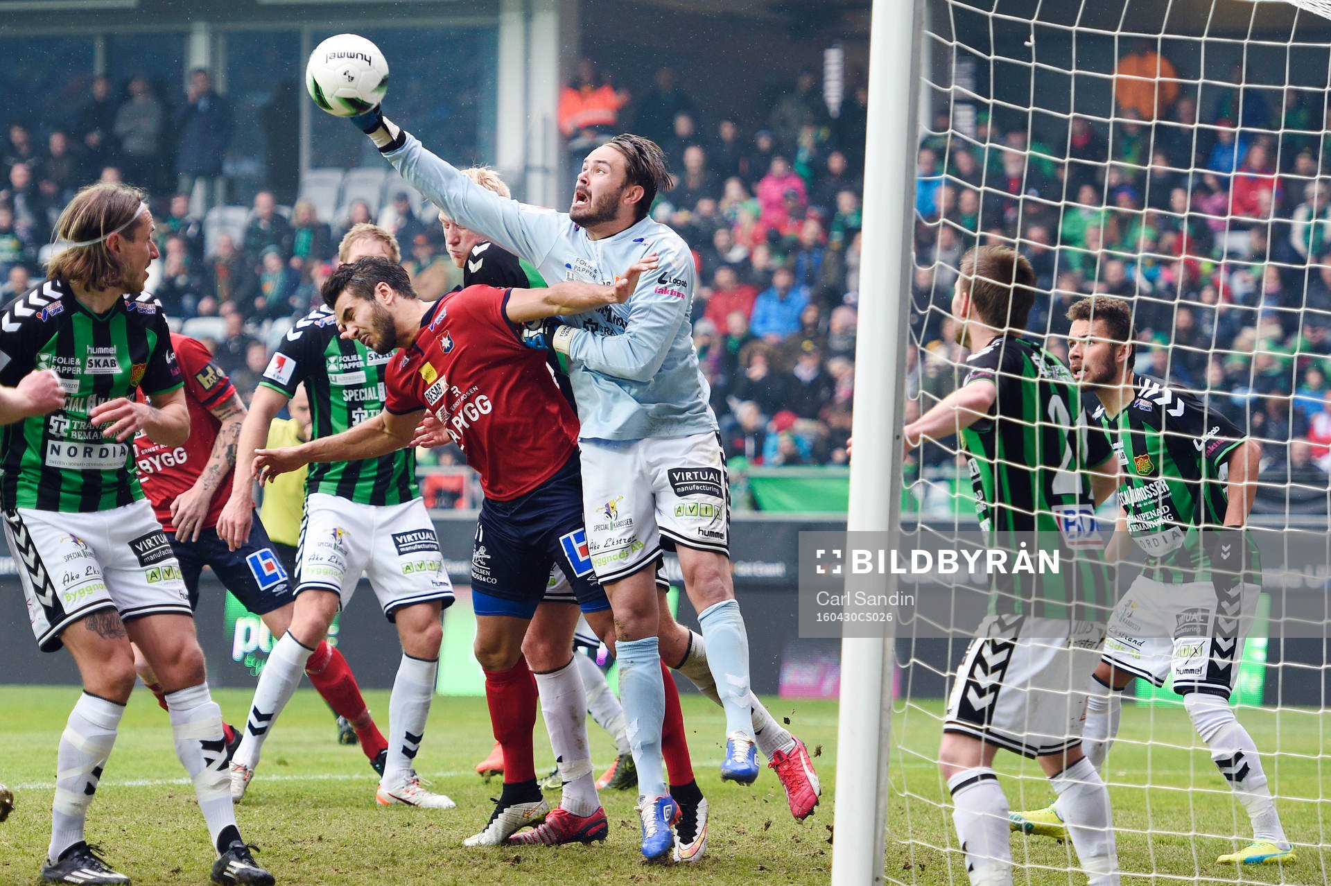 GAIS målvakt Tommi Vaiho boxar undan en boll
