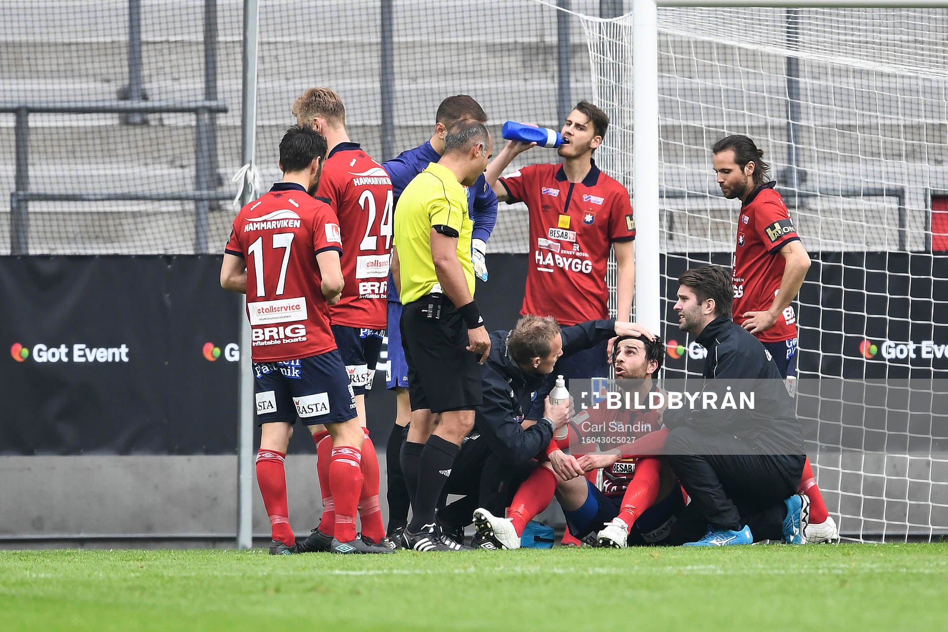 Örgrytes George Mourad blir undersökt av läkarteamet