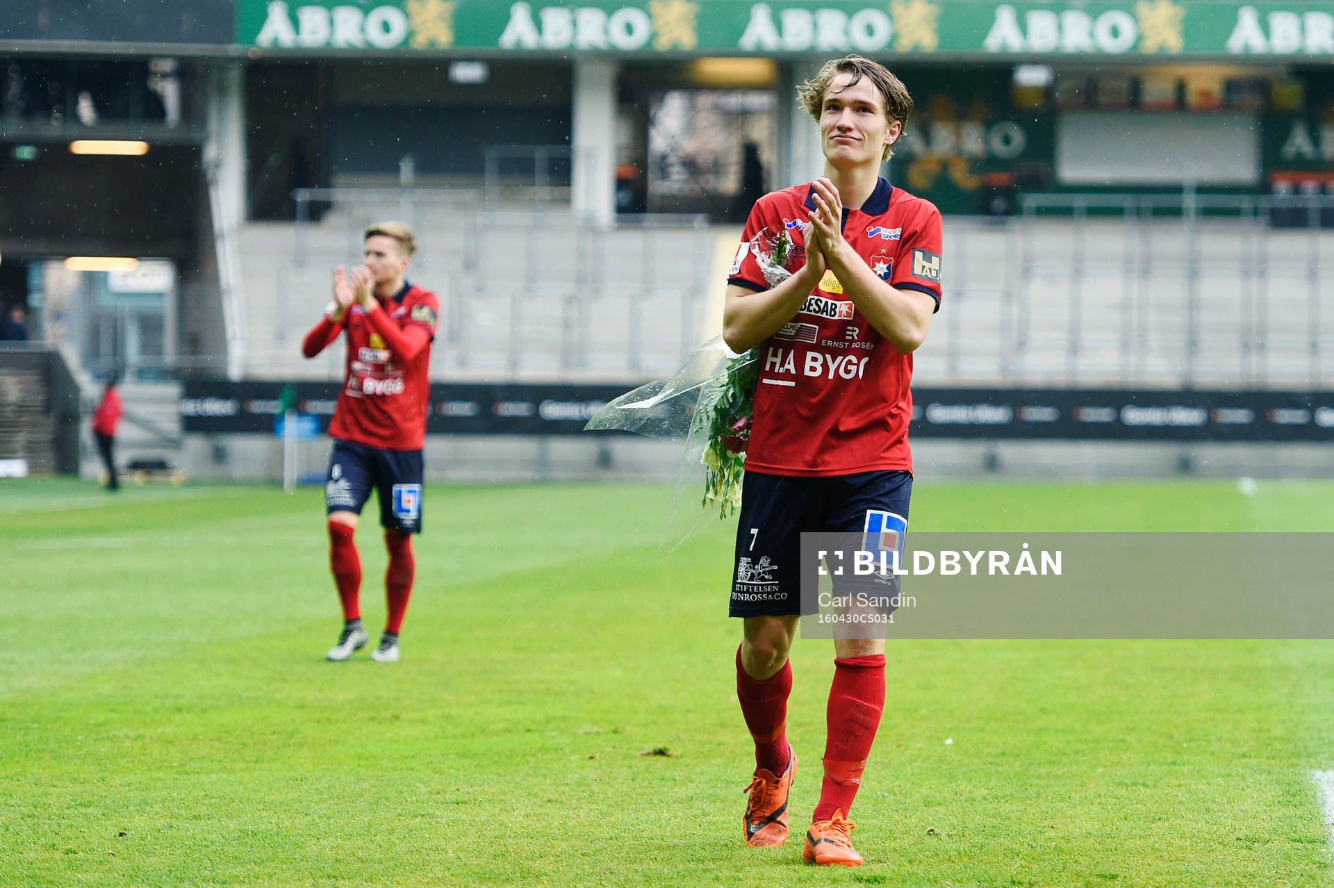 Örgrytes Jakob Lindström tackar publiken efter fotbollsmatchen i Superettan mellan GAIS och Örgryte den 30 april 2016 i Göteborg.