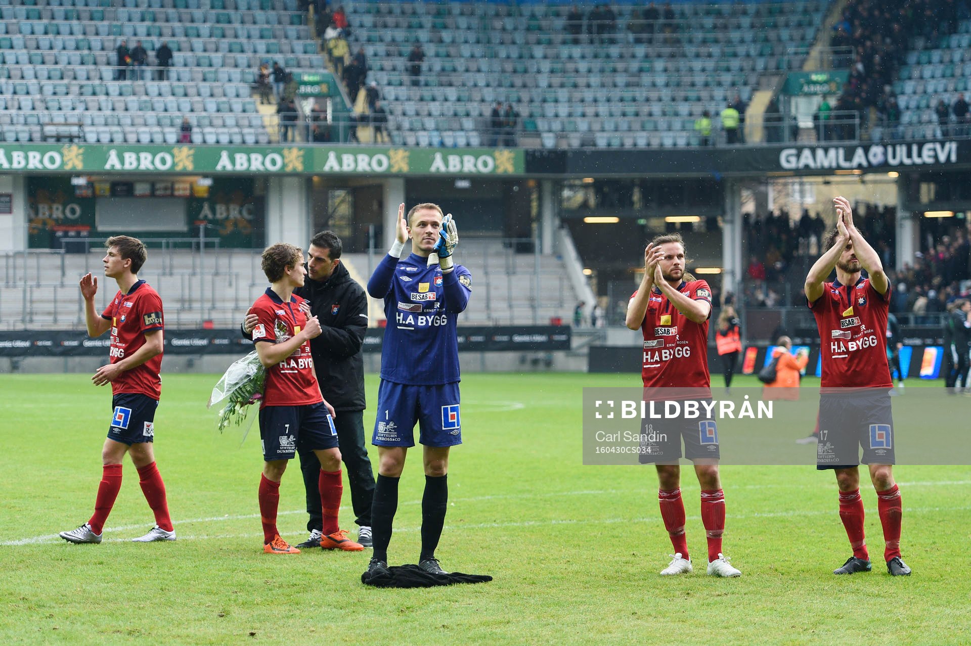 Örgrytes spelare tackar publiken efter fotbollsmatchen i Superettan mellan GAIS och Örgryte den 30 april 2016 i Göteborg.