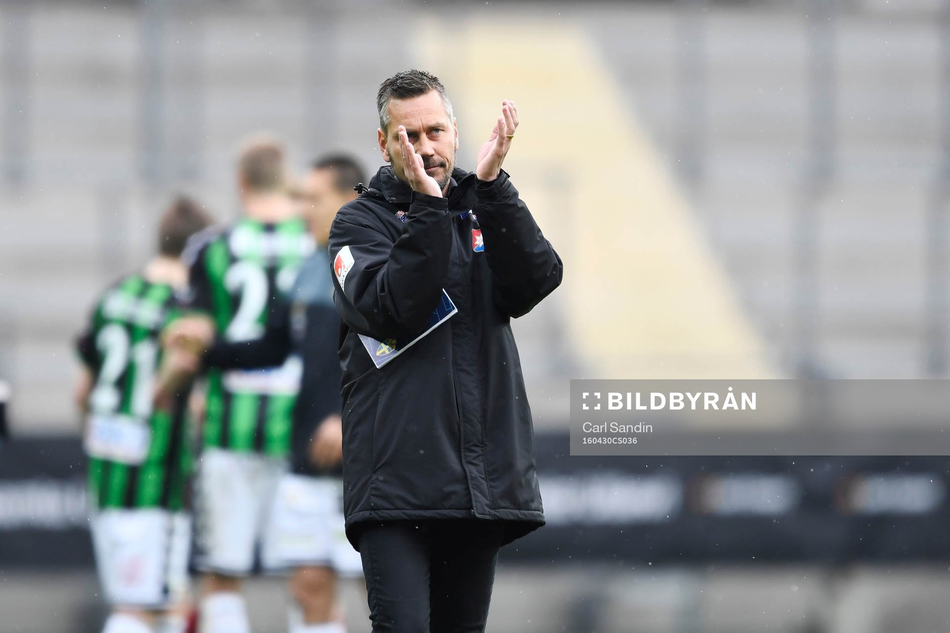 Örgrytes tränare Marcus Lantz tackar publiken efter fotbollsmatchen i Superettan mellan GAIS och Örgryte den 30 april 2016 i Göteborg.