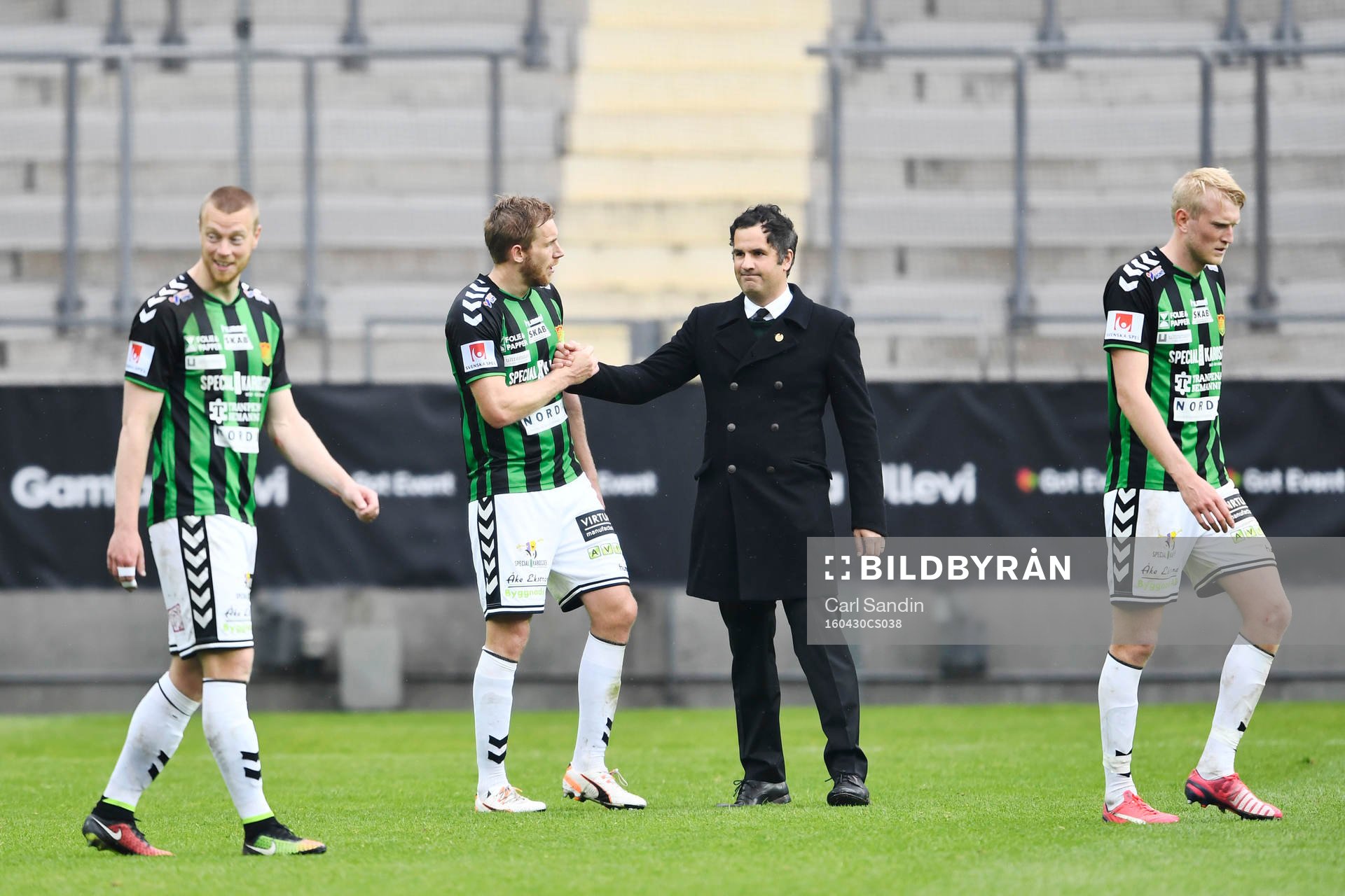GAIS Steven Old tar i hand med tränare Benjamin Westman