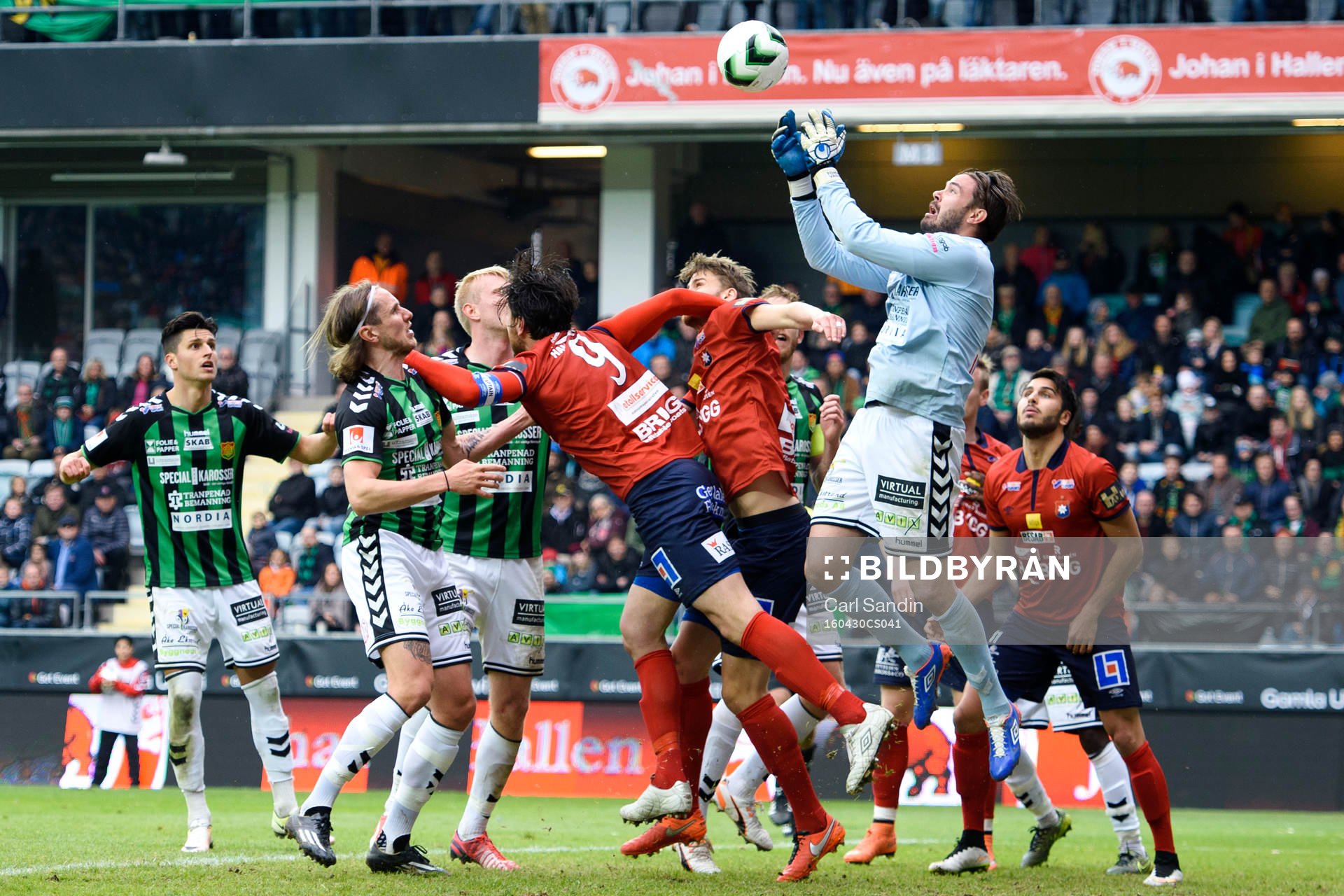 GAIS målvakt Tommi Vaiho fångar bollen bakom Örgrytes