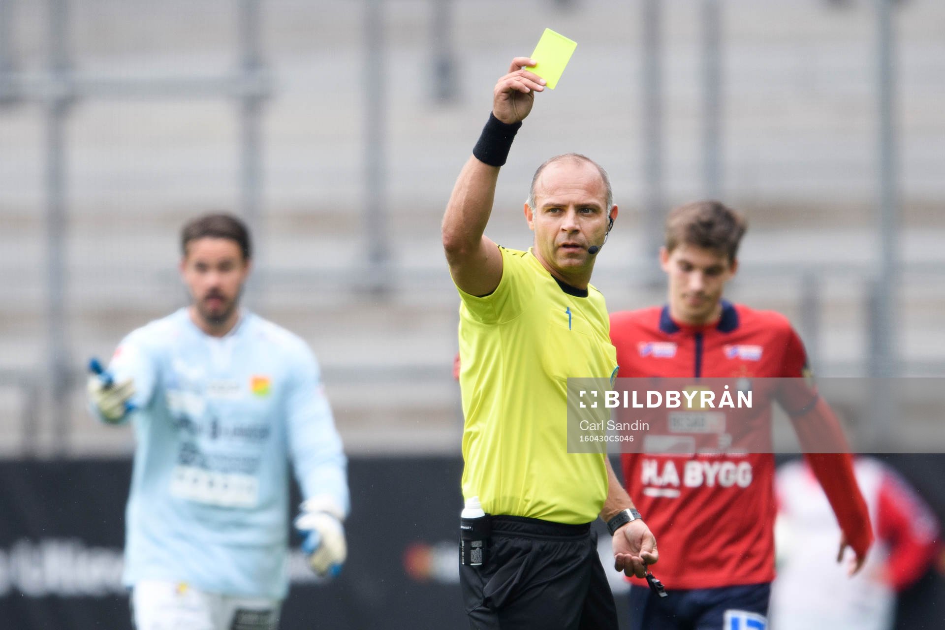 Domare Robert Daradic visar ett gult kort