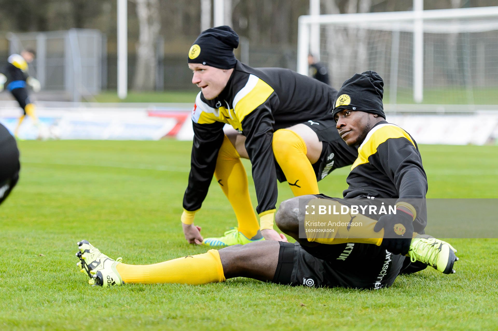 Frejs Oke Akpoveta före fotbollsmatchen i Superettan