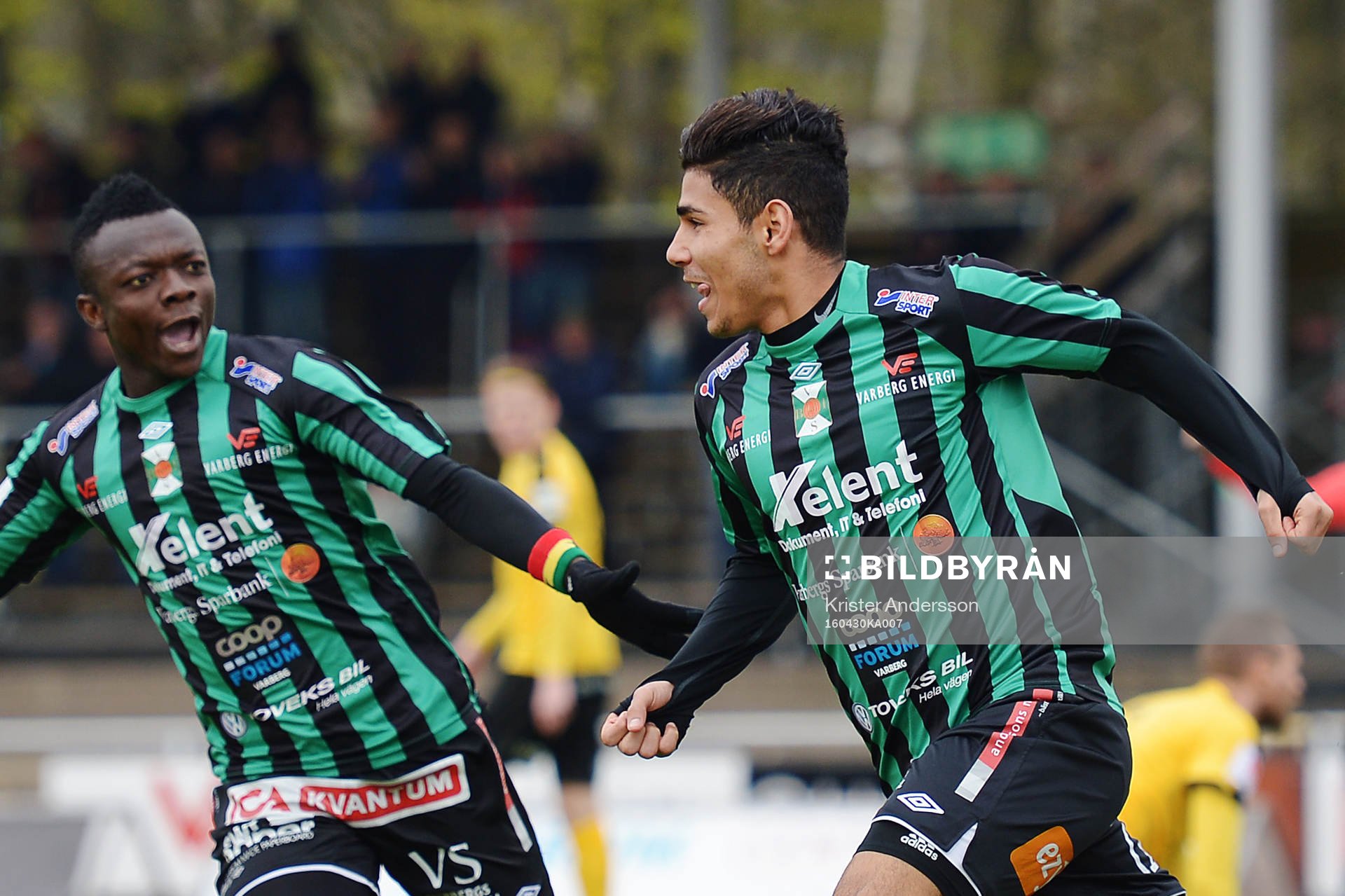 Varbergs Hosam Aiesh (th) gör 1-0 och jublar med Thomas