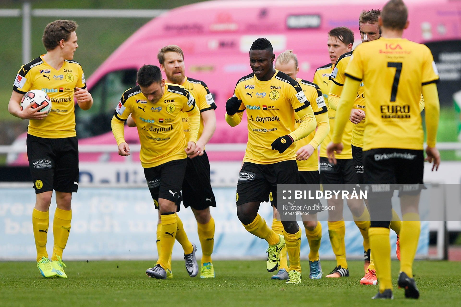 Frejs spelare jublar