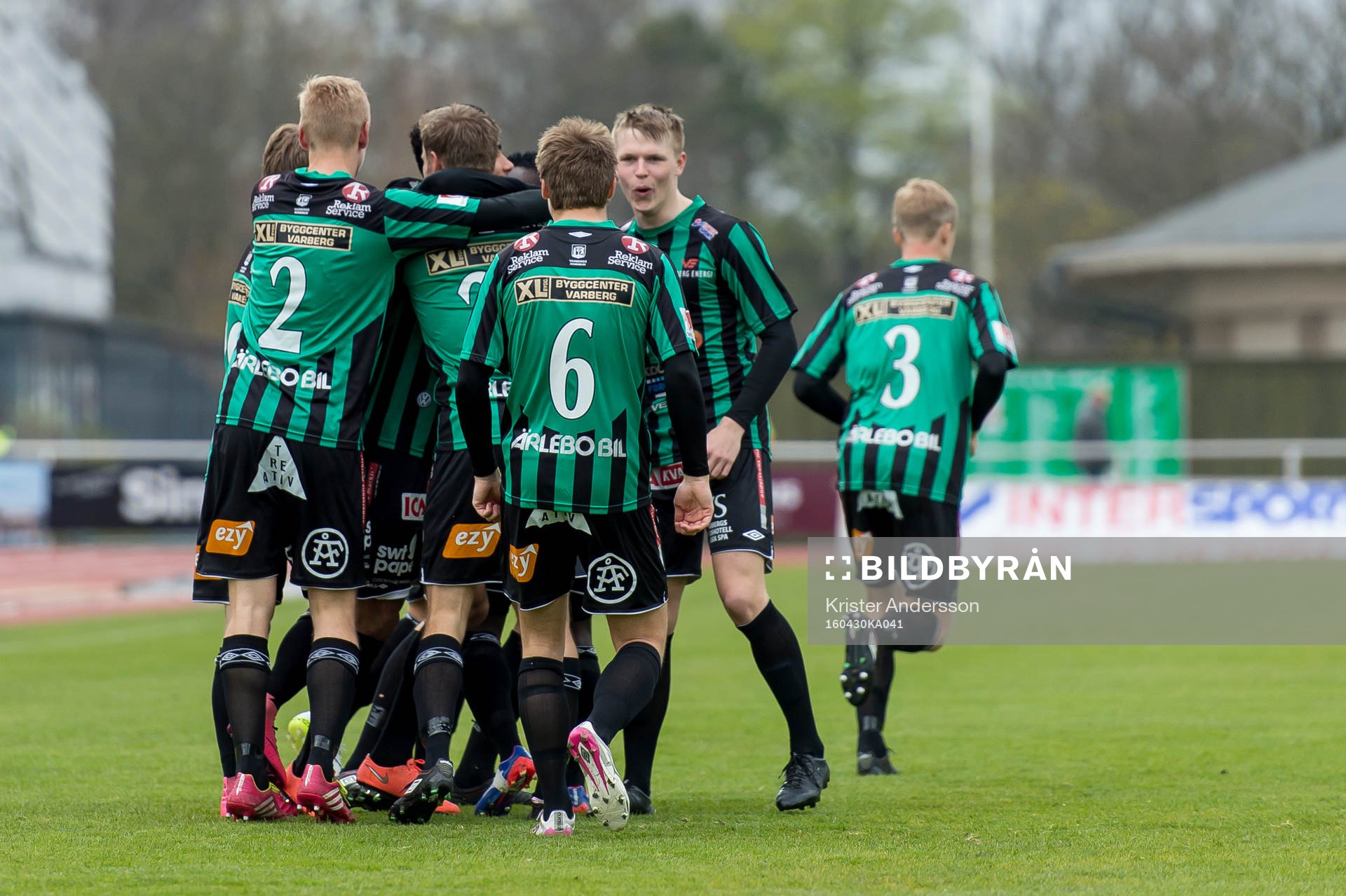 Varbergs spelare jublar efter 1-0 under fotbollsmatchen i Superettan mellan Varberg och Frej Täby den 30 april 2016 i Varberg.