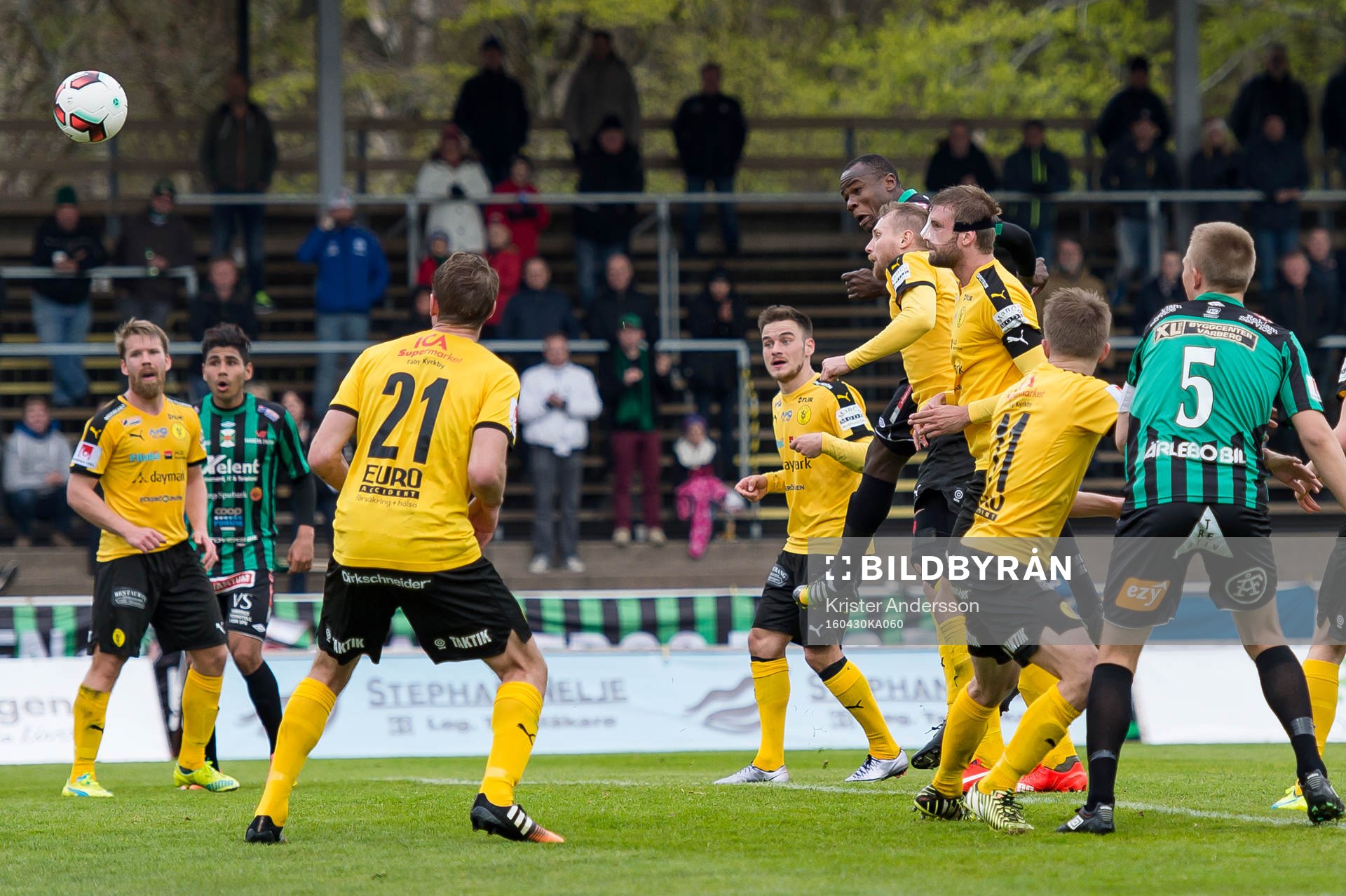 Varbergs Nsima Peter nickar in 2-2 under fotbollsmatchen i Superettan mellan Varberg och Frej Täby den 30 april 2016 i Varberg.
