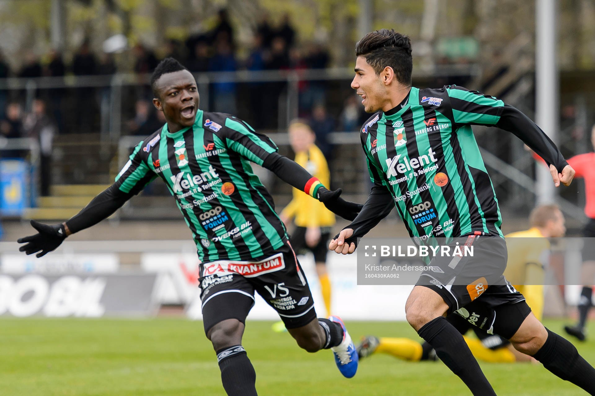 Varbergs Hosam Aiesh (th) har gjort 1-0 och jublar tillsammans med Thomas Boakye under fotbollsmatchen i Superettan mellan Varberg och Frej Täby den 30 april 2016 i Varberg.