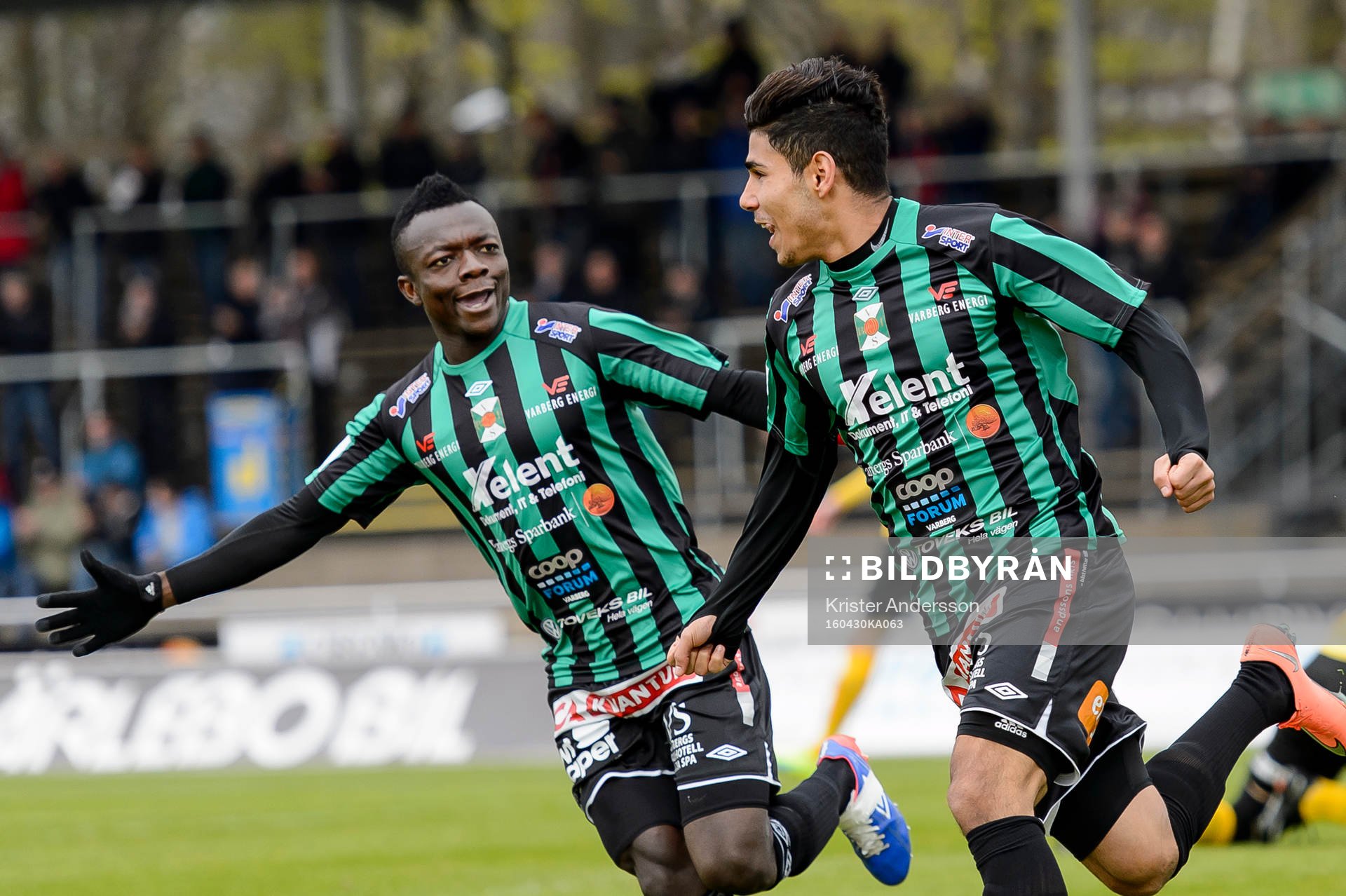 Varbergs Hosam Aiesh (th) har gjort 1-0 och jublar