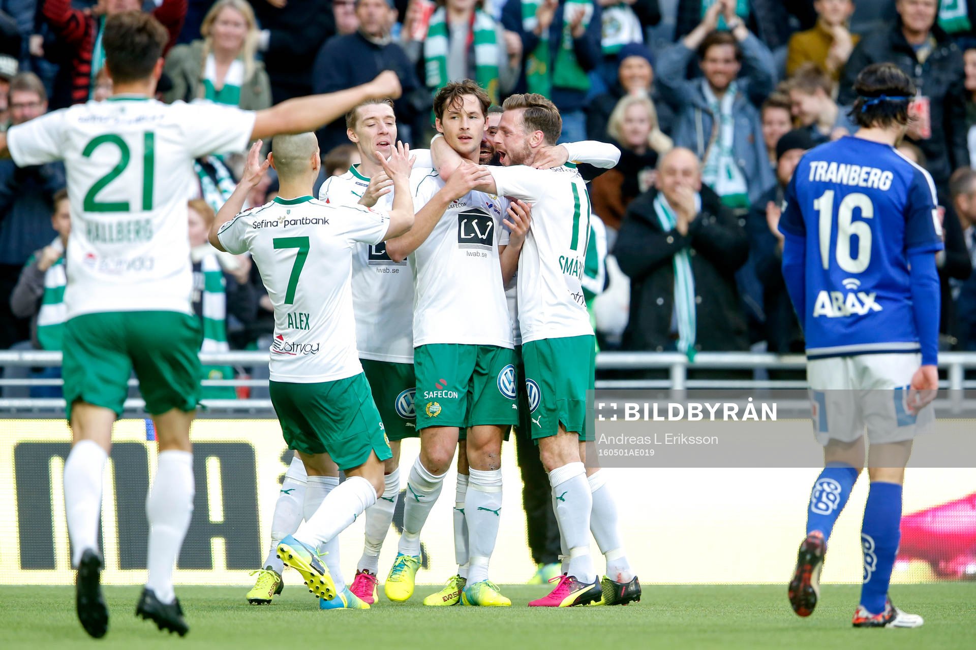 Hammarbys Philip Haglund jublar med lagkamrater efter 1-0 under fotbollsmatchen i Allsvenskan mellan Hammarby och Sundsvall den 1 maj 2016 i Stockholm.