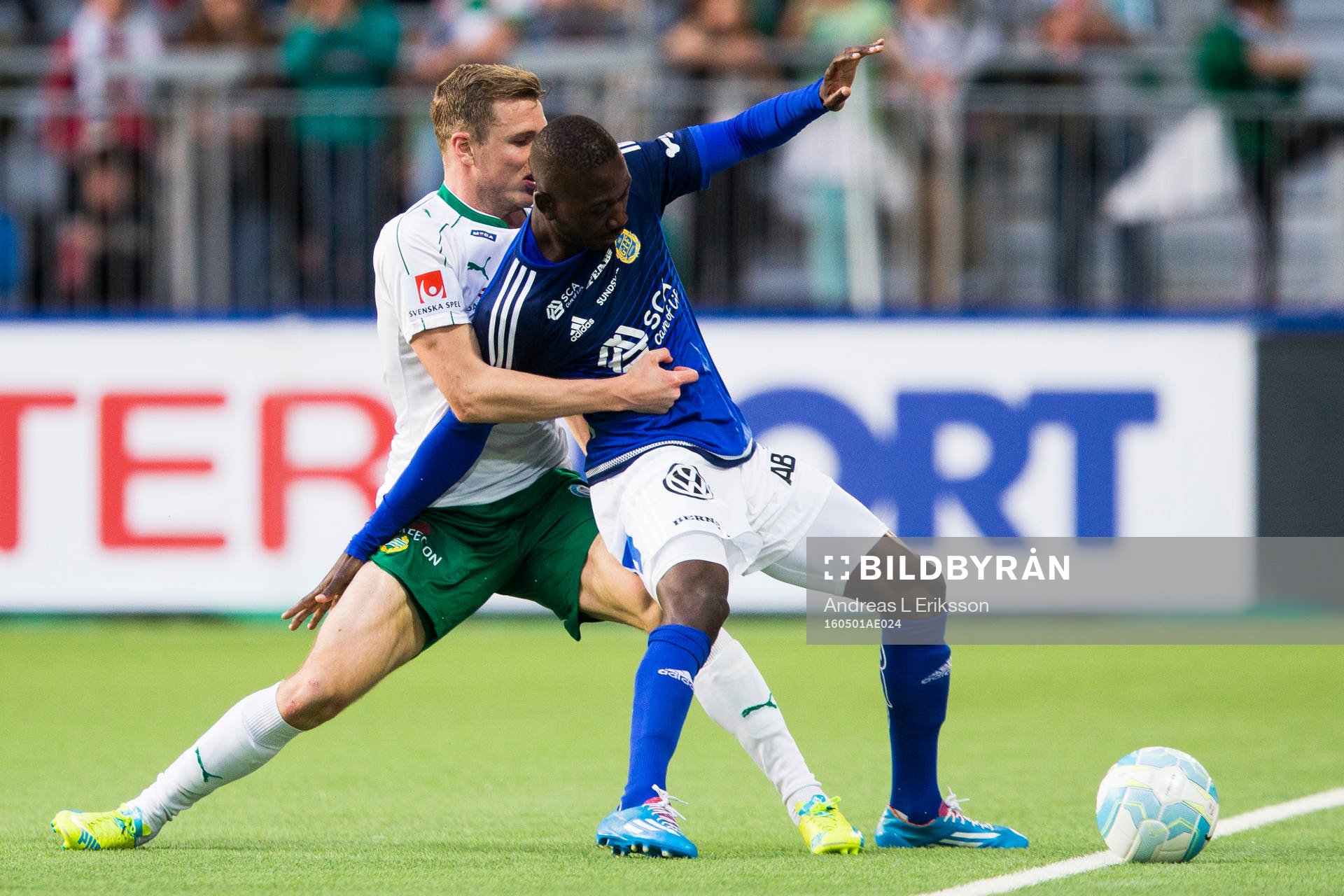 Hammarbys Richard Magyar i kamp om bollen med Sundsvalls Pa