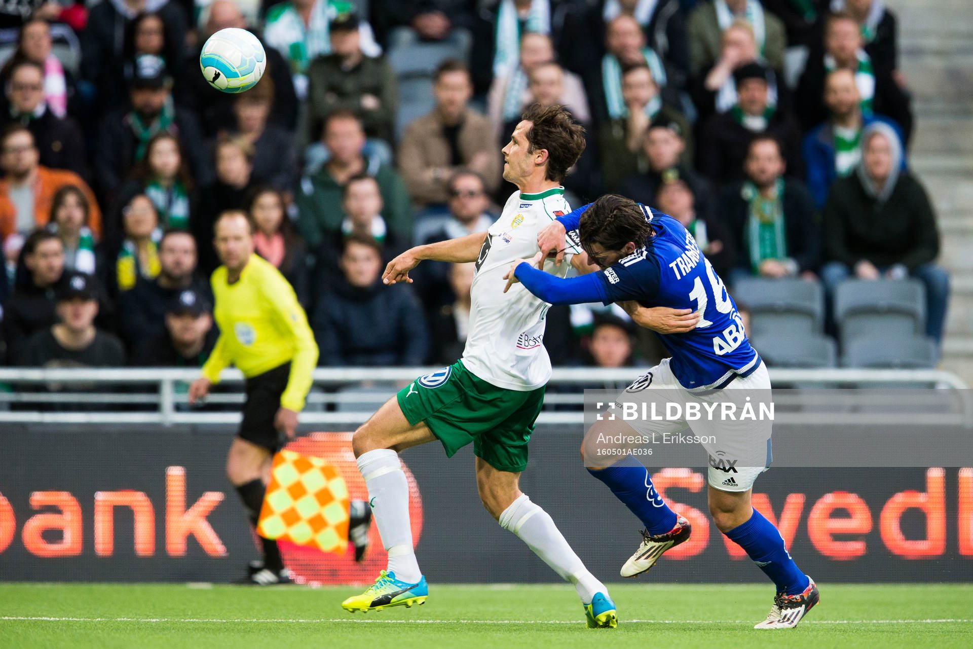 Hammarbys Philip Haglund i kamp om bollen med Sundsvalls