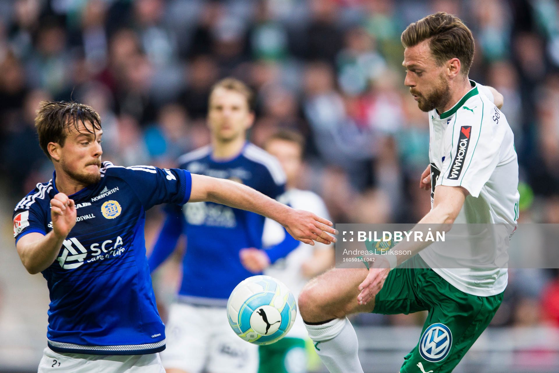 Sundsvalls Eric Larsson och Hammarbys Arnor Smarason under fotbollsmatchen i Allsvenskan mellan Hammarby och Sundsvall den 1 maj 2016 i Stockholm.