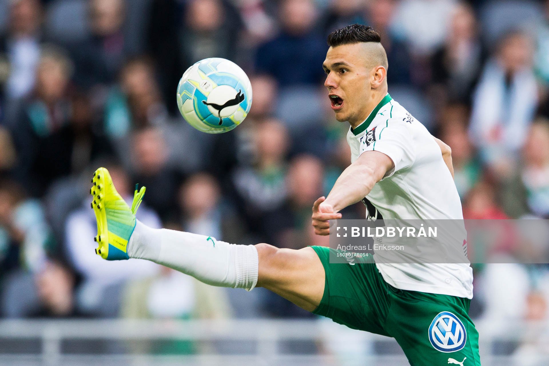 Hammarbys Alexssander Medeiros de Azeredo tar ner bollen