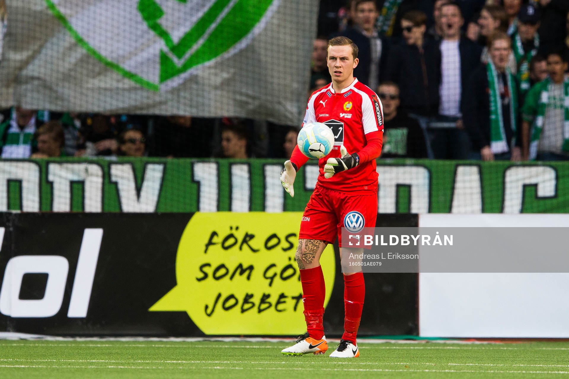 Hammarbys målvakt Ögmundur Kristinsson med bollen