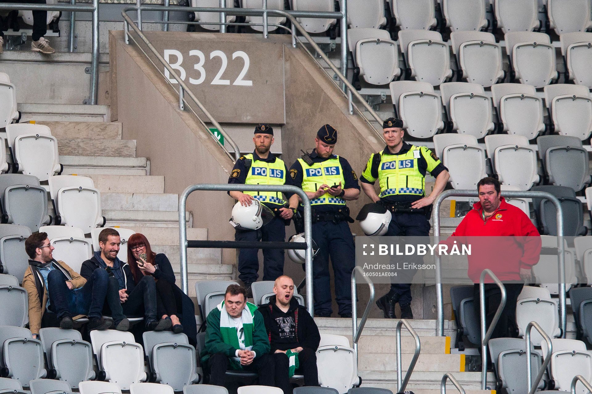 Tre poliser följer spelet