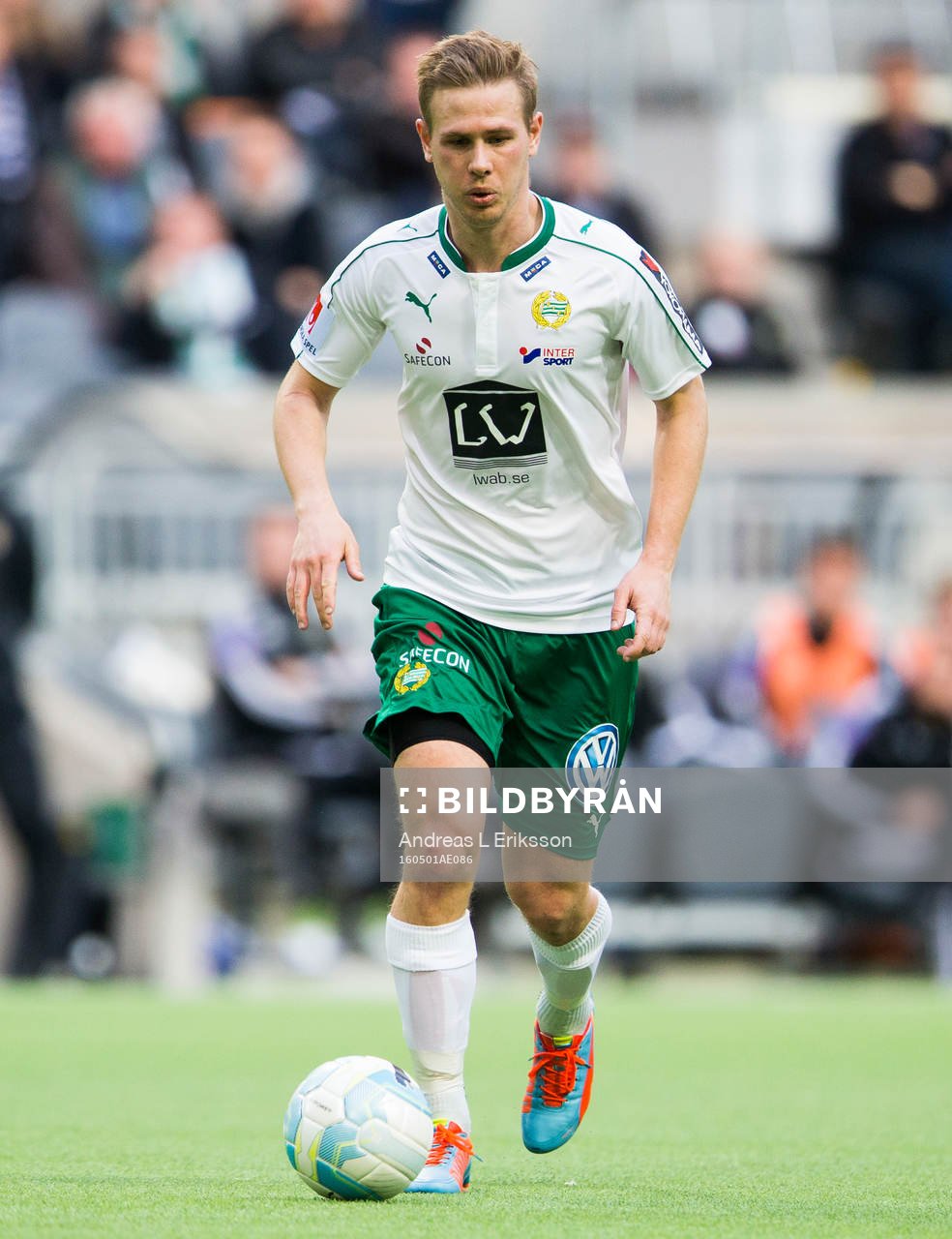 Hammarbys Erik Israelsson med bollen under fotbollsmatchen i Allsvenskan mellan Hammarby och Sundsvall den 1 maj 2016 i Stockholm. 
