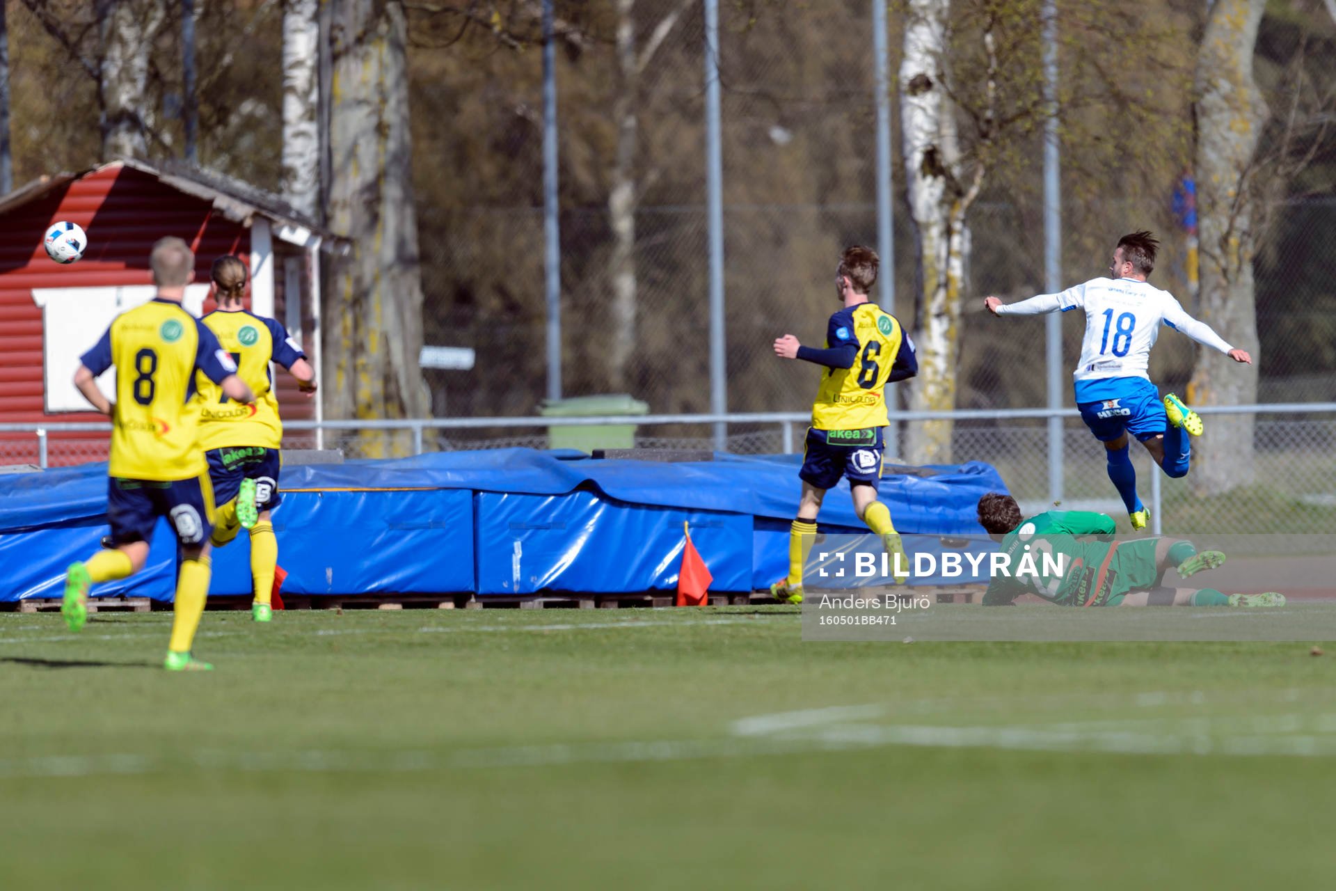 Värnamos Simon Nilsson (h) gör 0-2 bakom Ängelholms