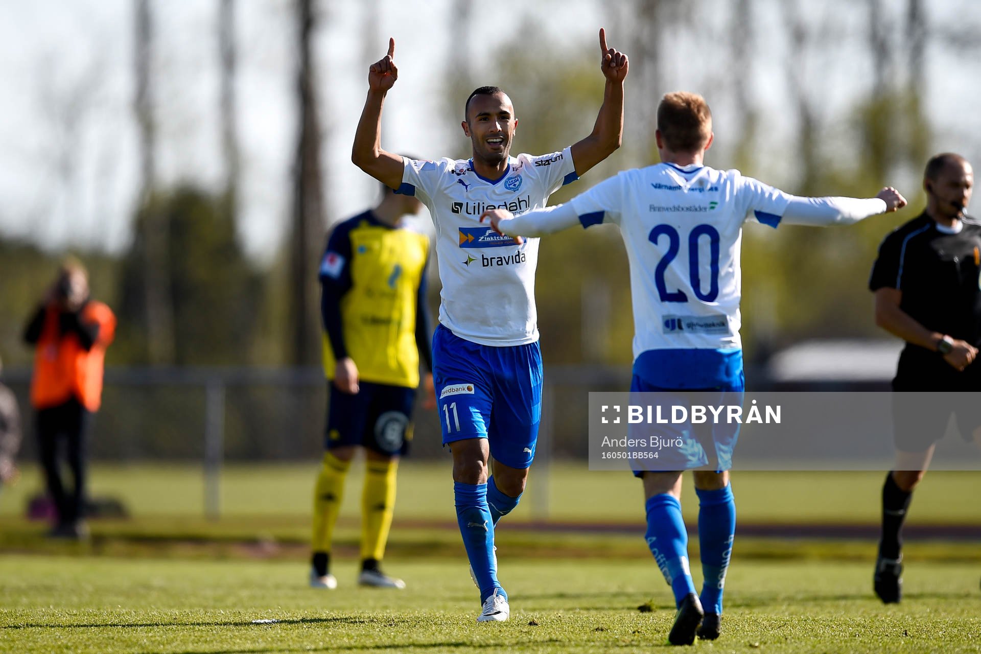 Värnamos Issam Jebali och Freddy Winst jublar