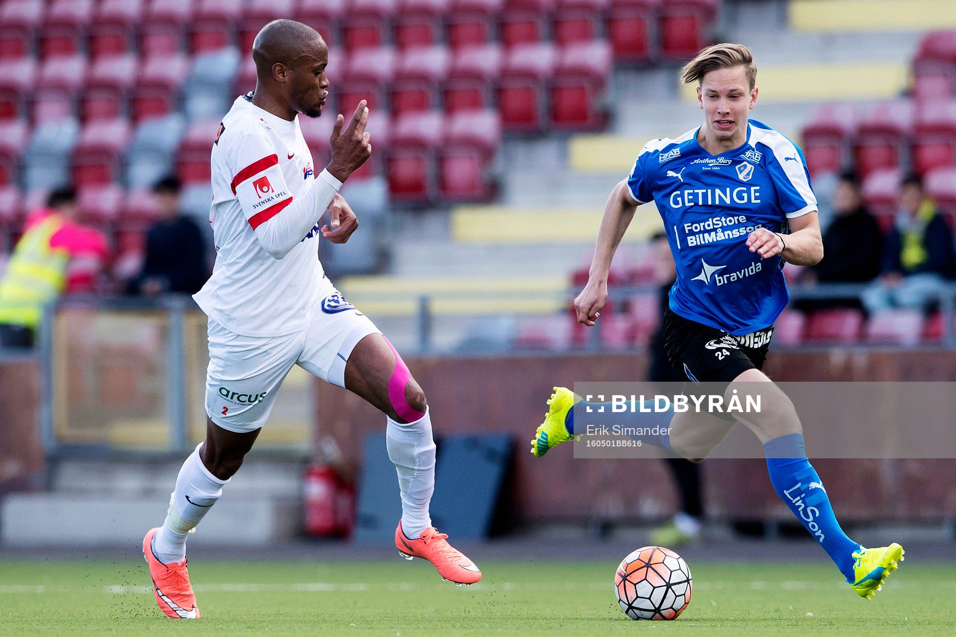 Halmstads Simon Silverholt och Assyriskas Mamadou Wague