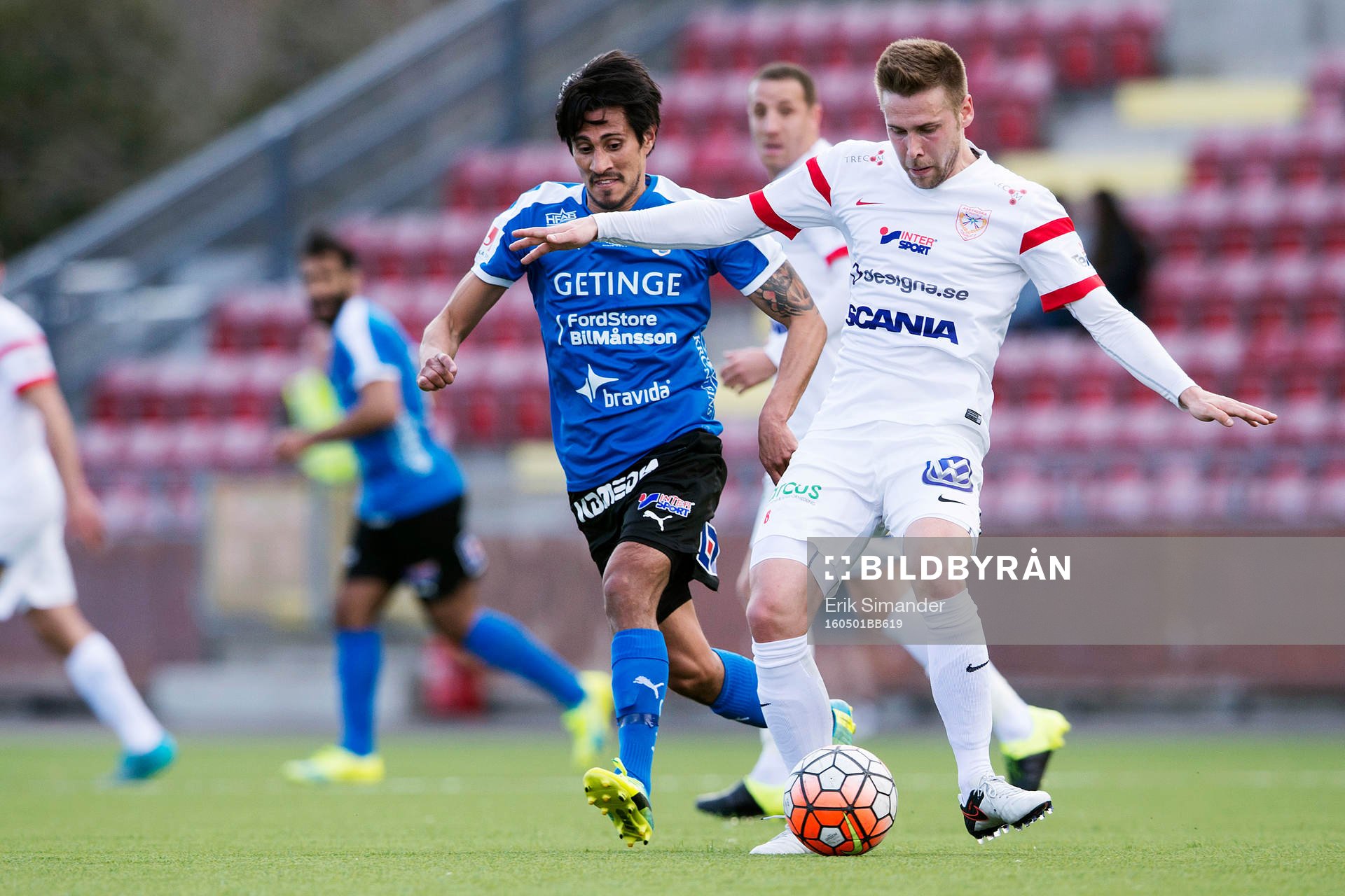 Halmstads Antonio Rojas i kamp om bollen med Assyriskas