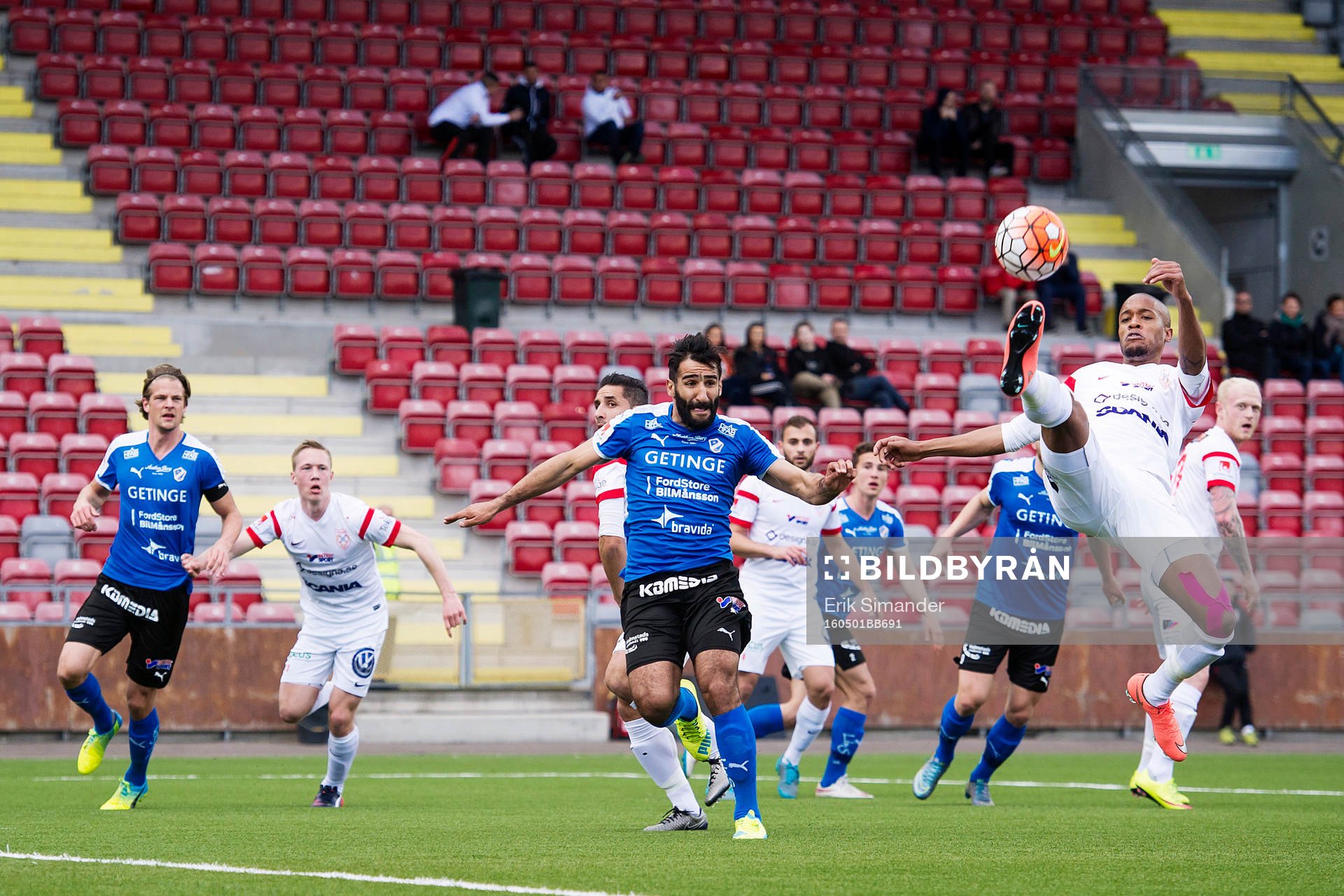 Assyriskas Mamadou Wague rensar bollen