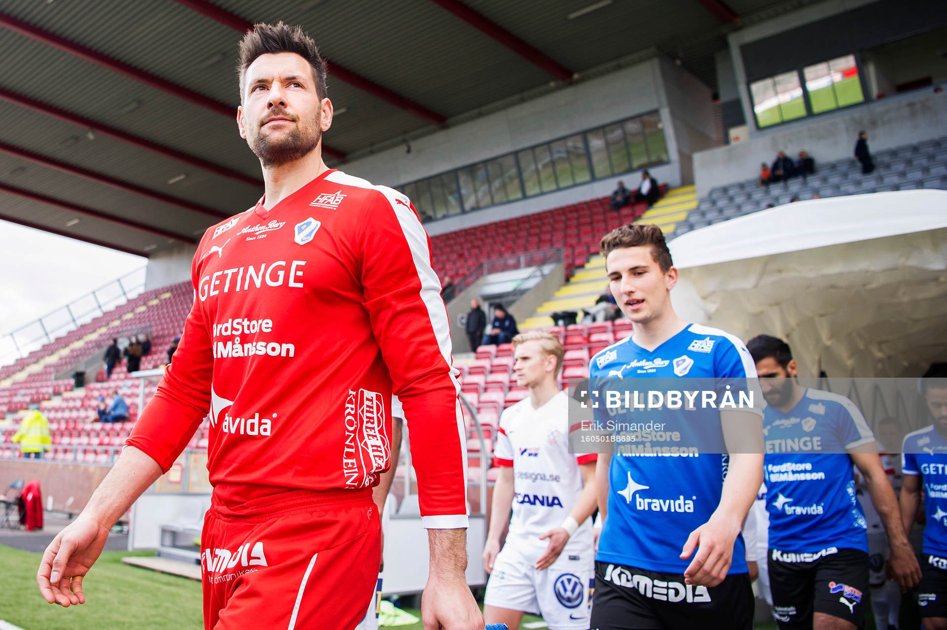 Halmstads målvakt Stojan Lukic träder in på planen
