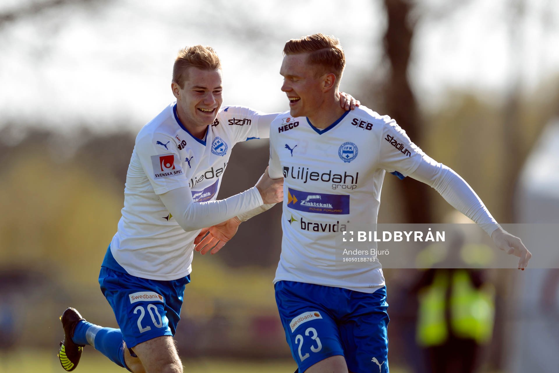 Värnamos Freddy Winst jublar med David Engström efter 0-3 under fotbollsmatchen i Superettan mellan Ängelholm och Värnamo den 1 maj 2016 i Ängelholm.