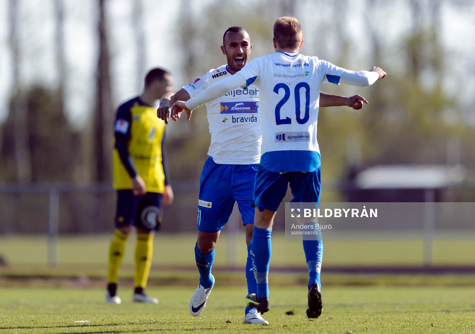 Värnamos Issam Jebali jublar med Freddy Winst