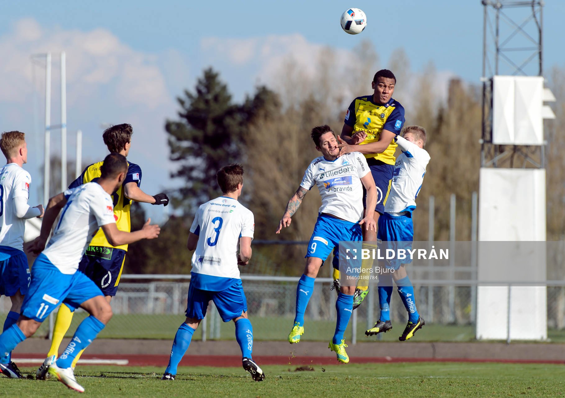 Värnamos Pär Cederqvist i kamp Ängelholms Patrick Dyrestam med under fotbollsmatchen i Superettan mellan Ängelholm och Värnamo den 1 maj 2016 i Ängelholm.