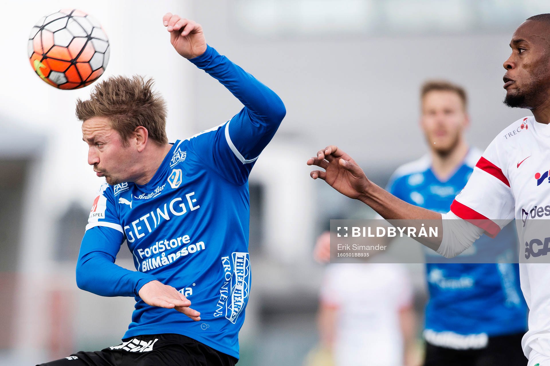 Halmstads Fredrik Olsson nickar bollen