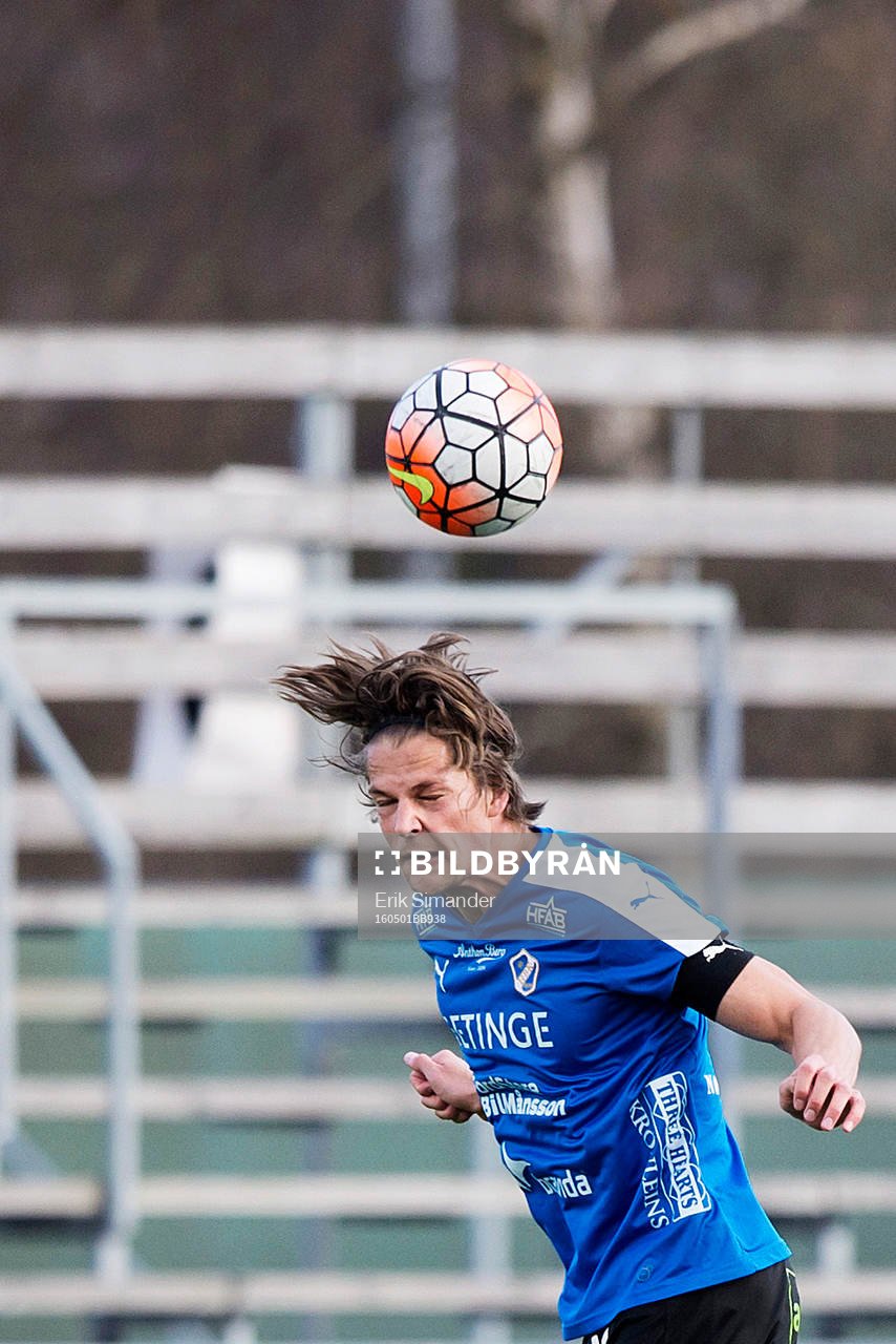 Halmstads Fredrik Liverstam nickar bollen