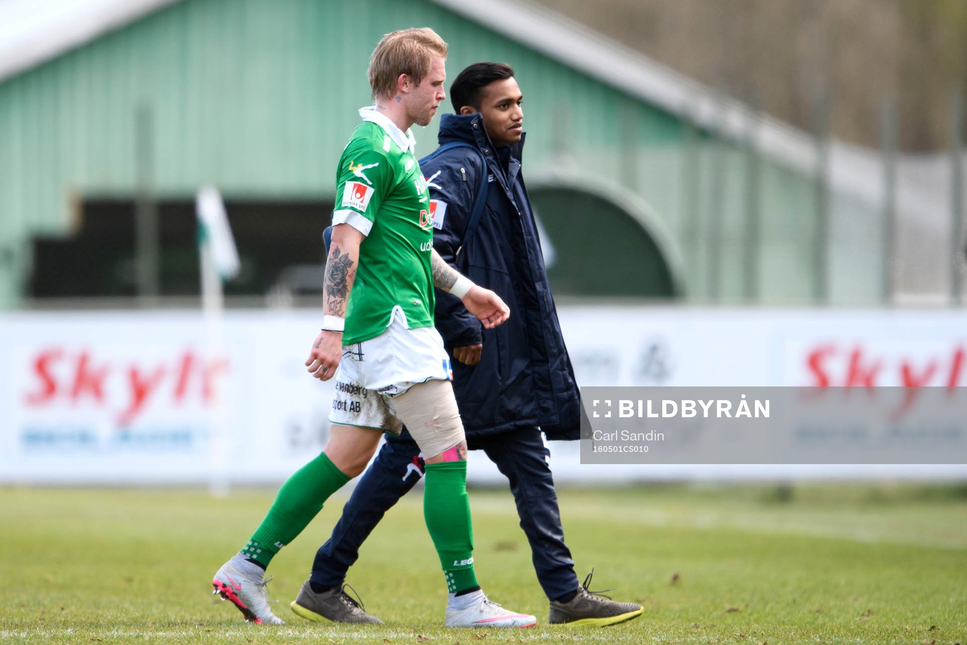 Ljungskiles Tim Nilsen lämnar planen med lindat ben