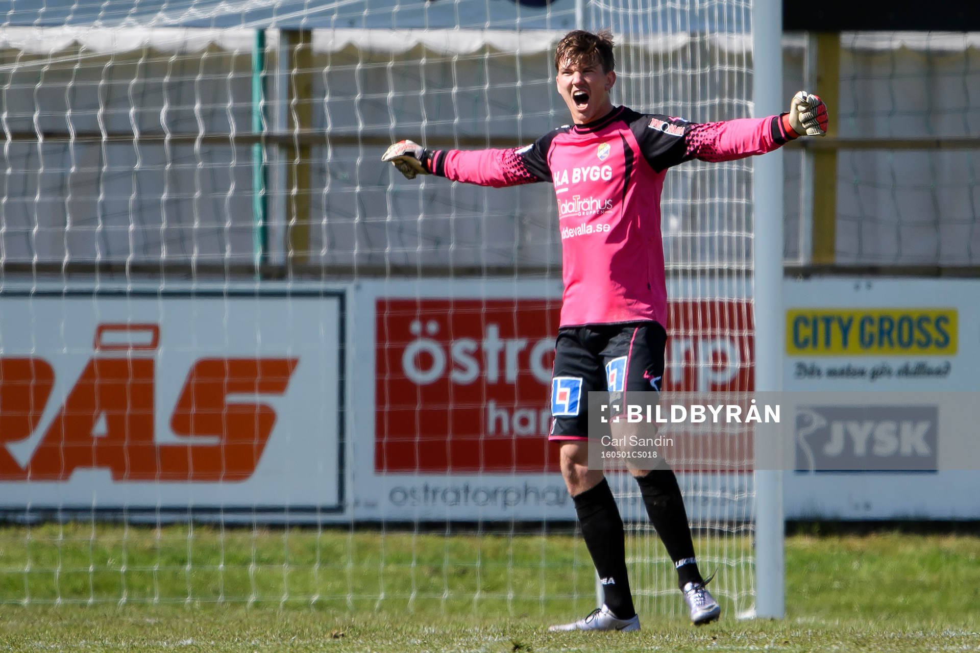 Ljungskiles målvakt August Strömberg jublar efter fotbollsmatchen i Superettan mellan Ljungskile och Dalkurd den 1 maj 2016 i Ljungskile.