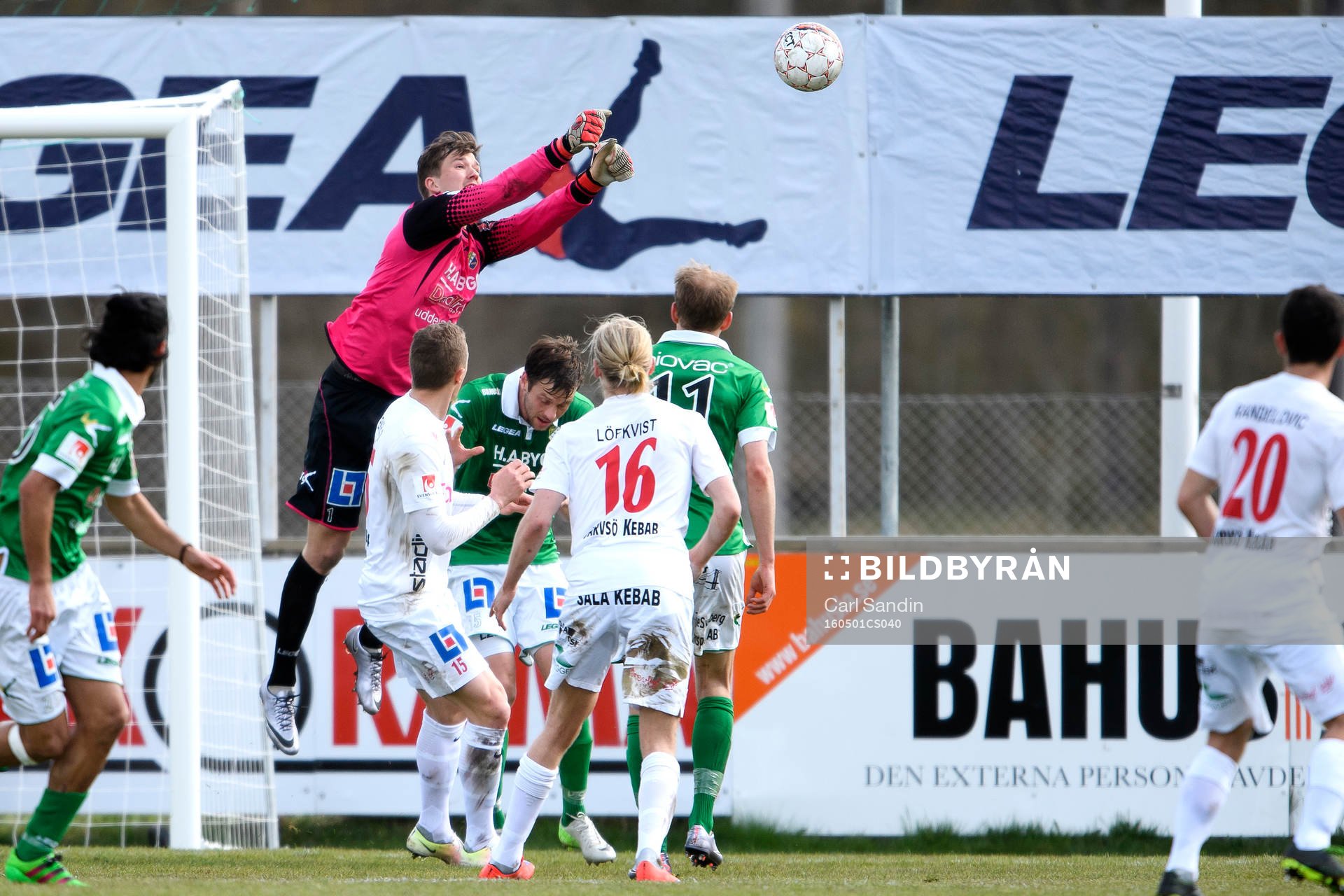 Ljungskiles målvakt August Strömberg boxar undan en boll