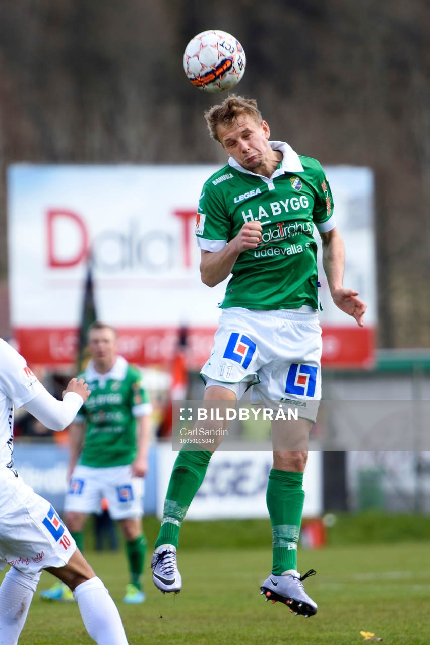 Ljungskiles Jakob Olsson nickar bollen