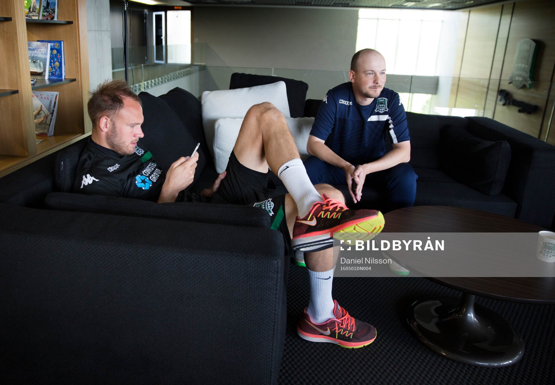 Andreas Granqvist tittar på sin telefon på FC Krasnodars