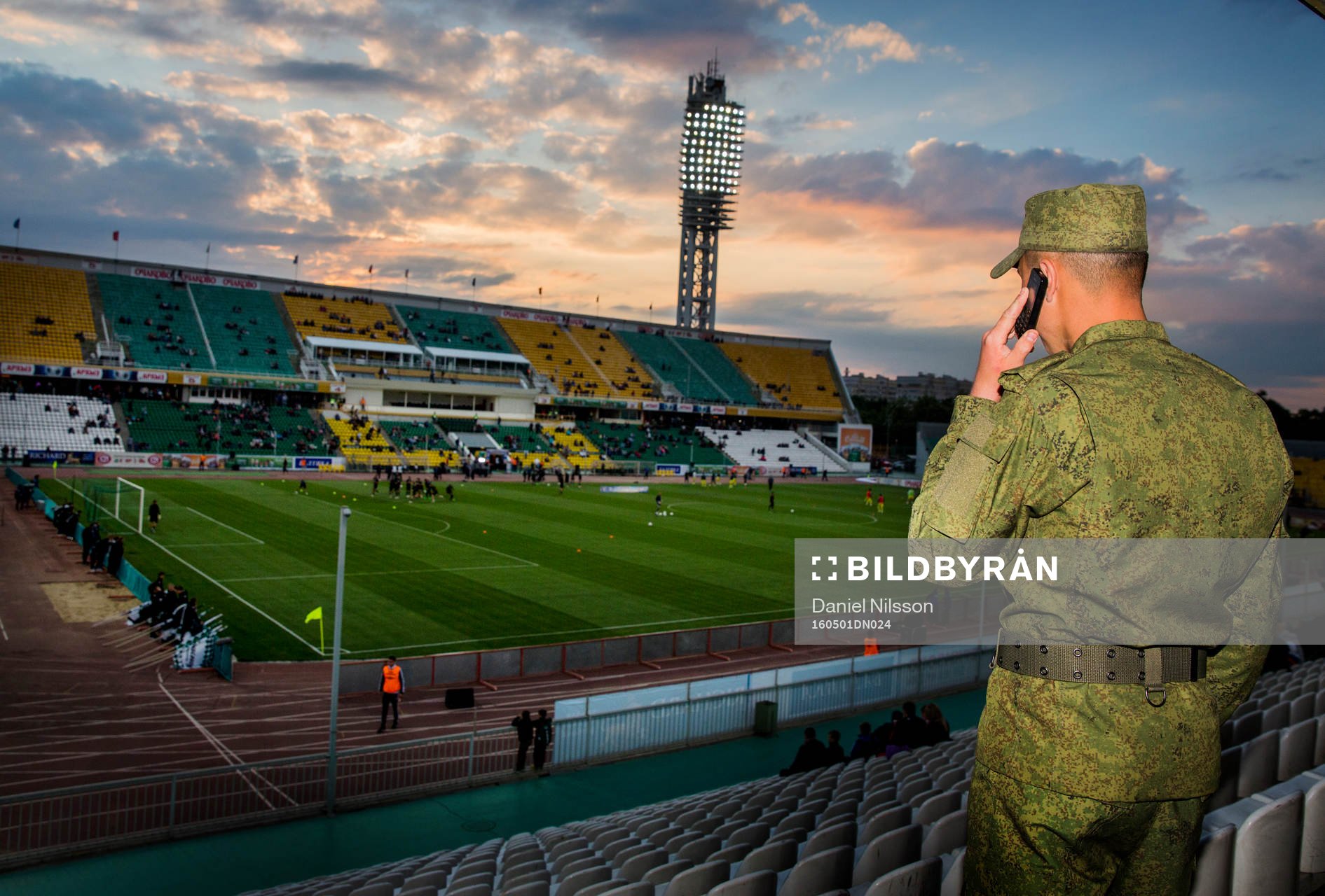 En rysk vakt tittar ut över Kubans fotbollsarena som