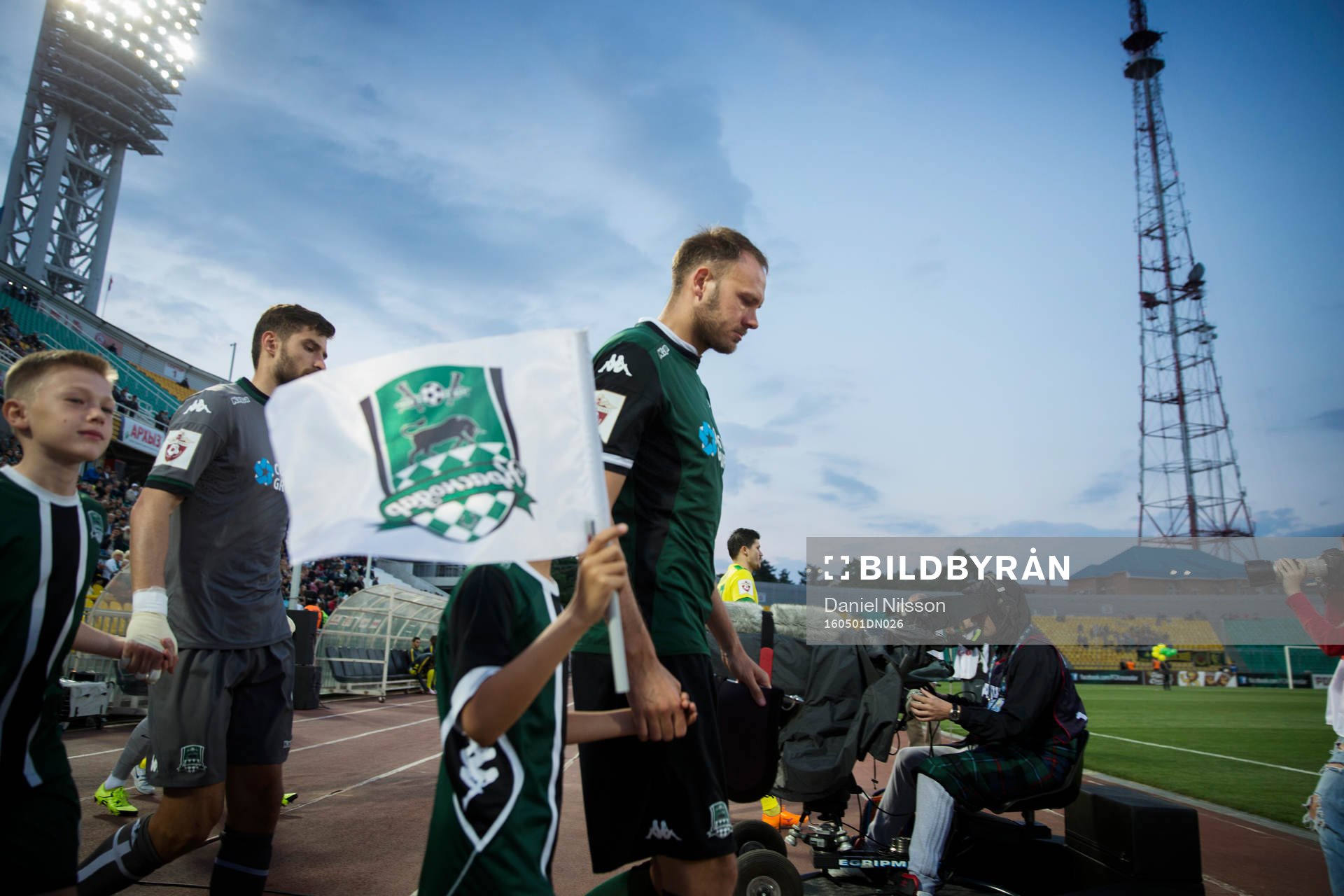 Andreas Granqvist går ut mot planen, spelarentré, innan