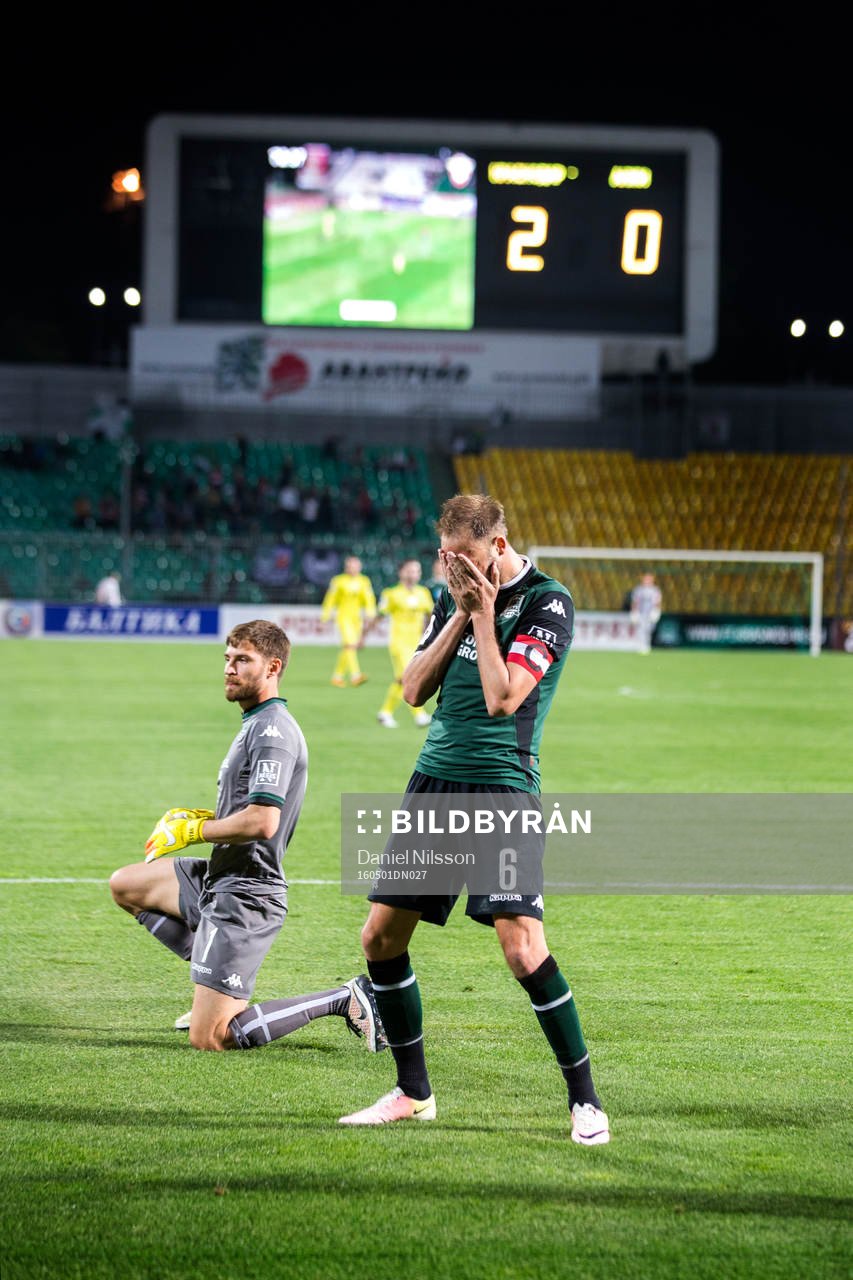 Andreas Granqvist blir skjuten med bollen i huvudet