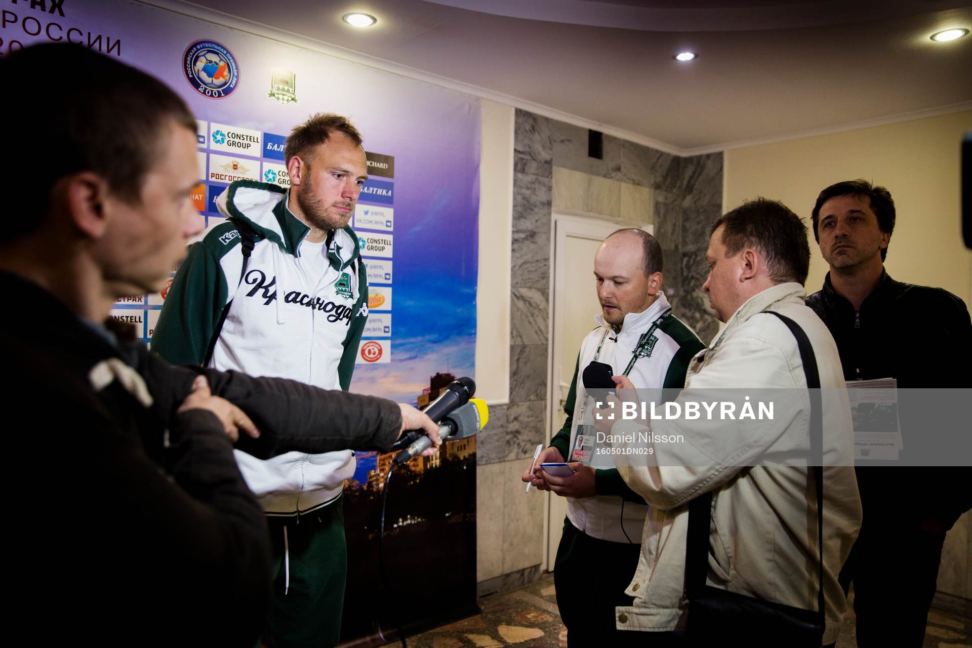 Andreas Granqvist blir intervjuvad